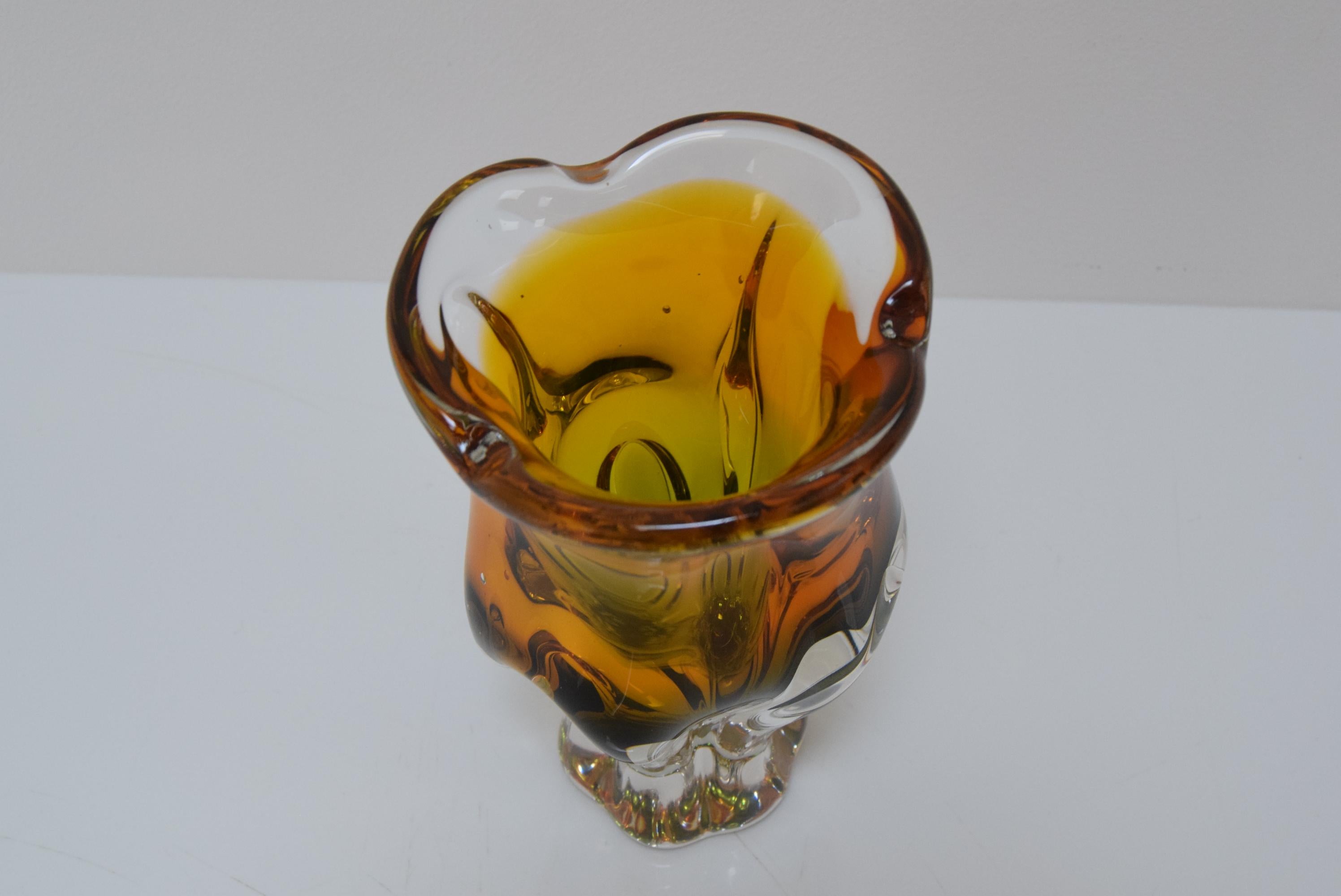 Vase en verre d'art de Josef Hospodka pour Glasswork Chribska, années 1960.  en vente 3