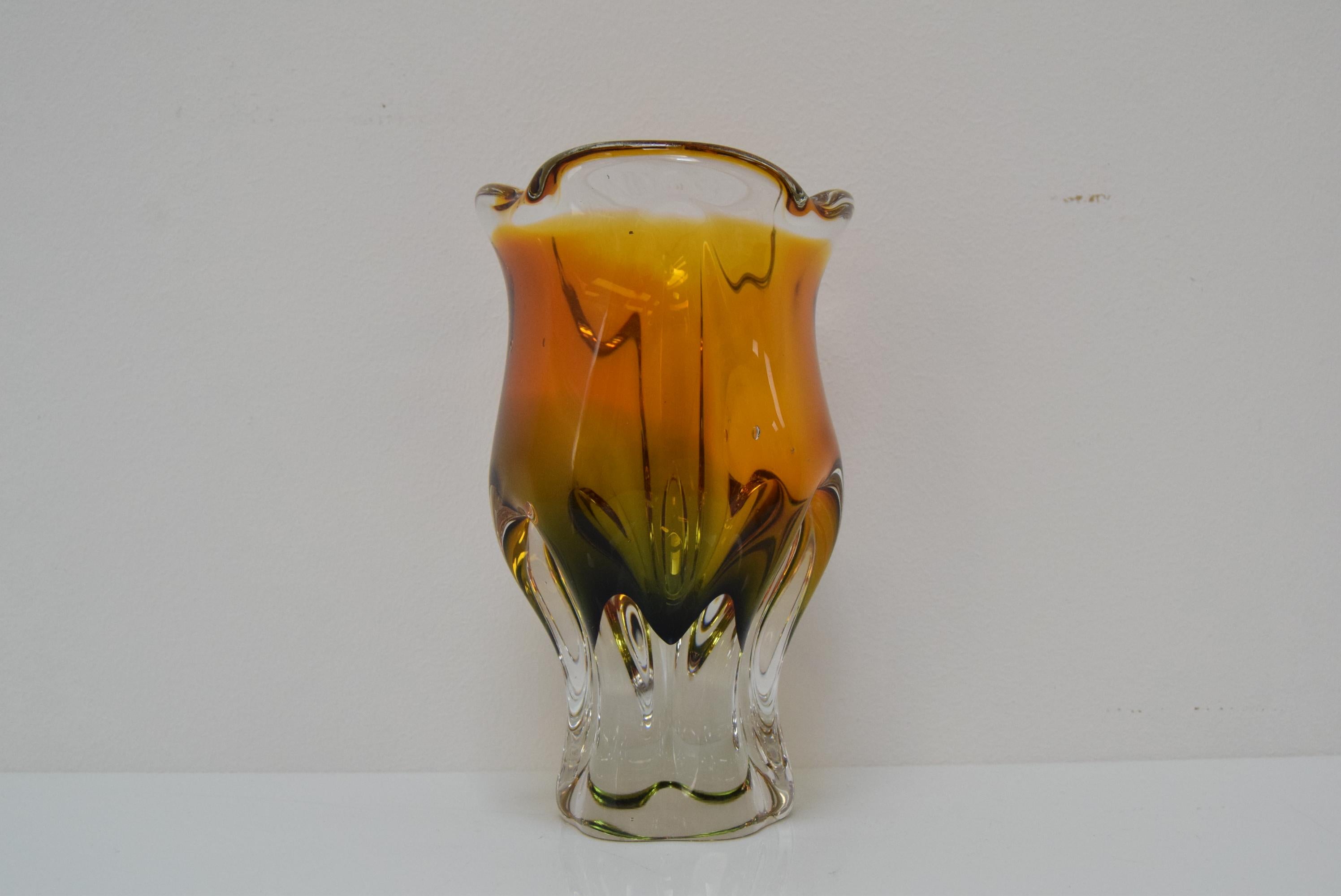 Tchèque Vase en verre d'art de Josef Hospodka pour Glasswork Chribska, années 1960.  en vente