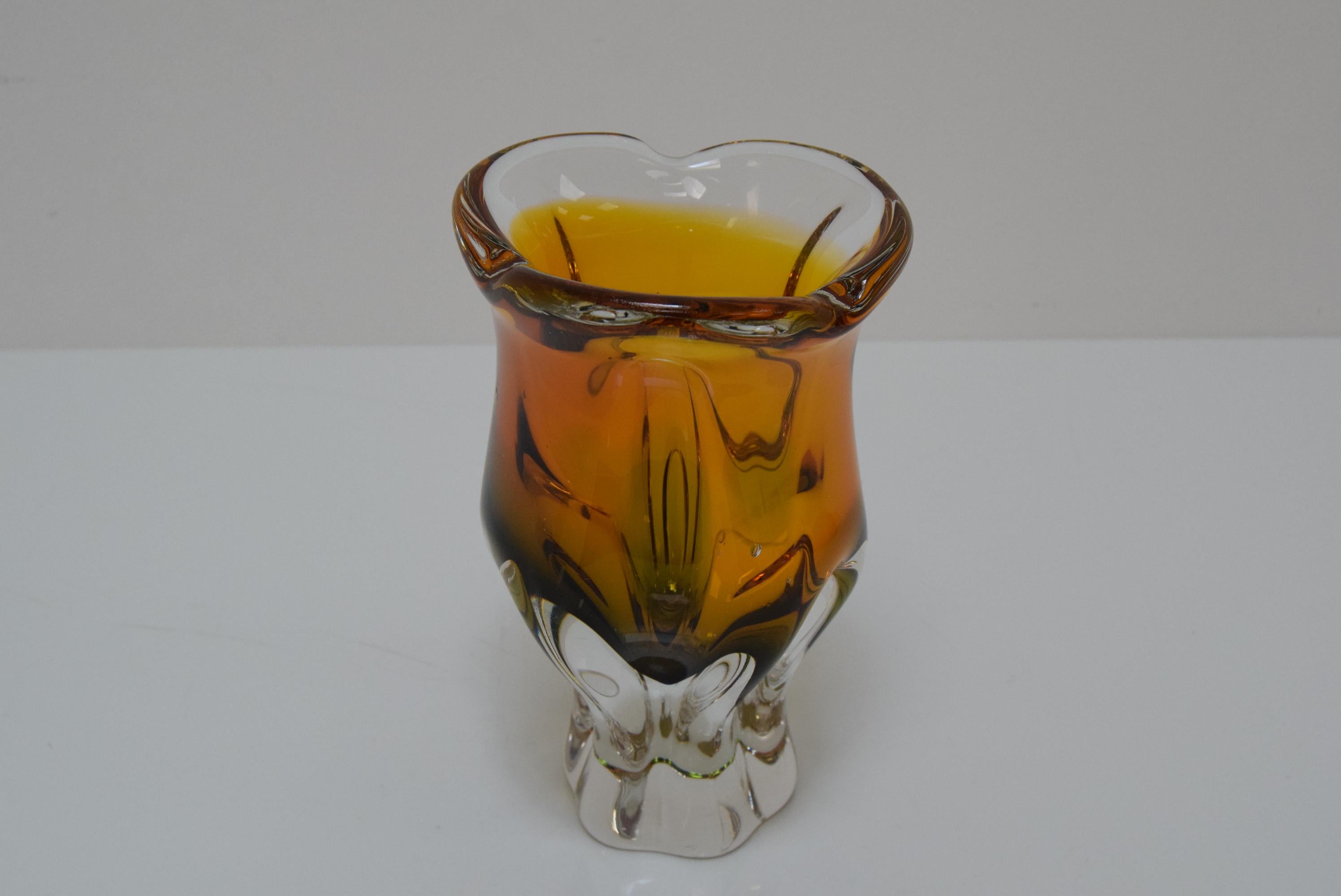 Vase en verre d'art de Josef Hospodka pour Glasswork Chribska, années 1960.  Bon état - En vente à Praha, CZ