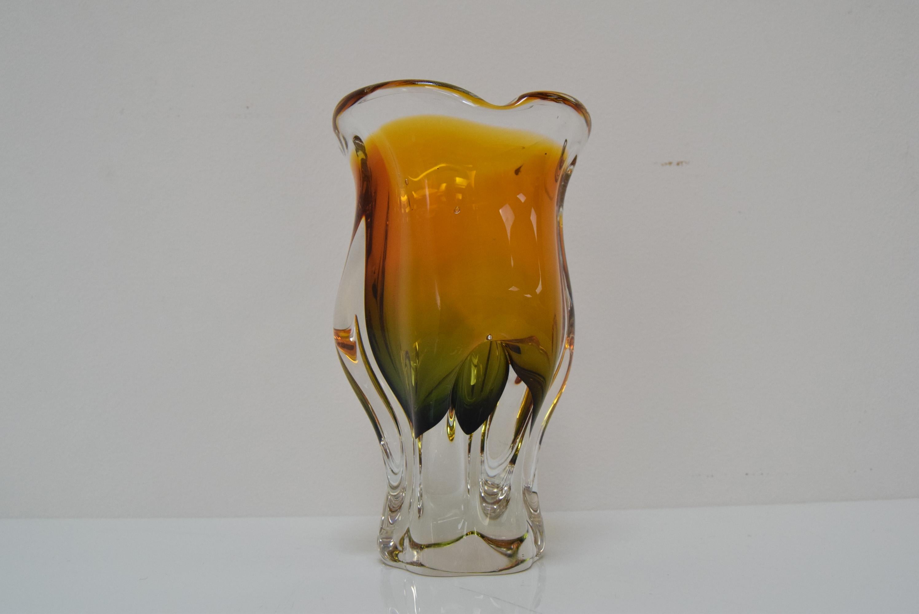 Milieu du XXe siècle Vase en verre d'art de Josef Hospodka pour Glasswork Chribska, années 1960.  en vente