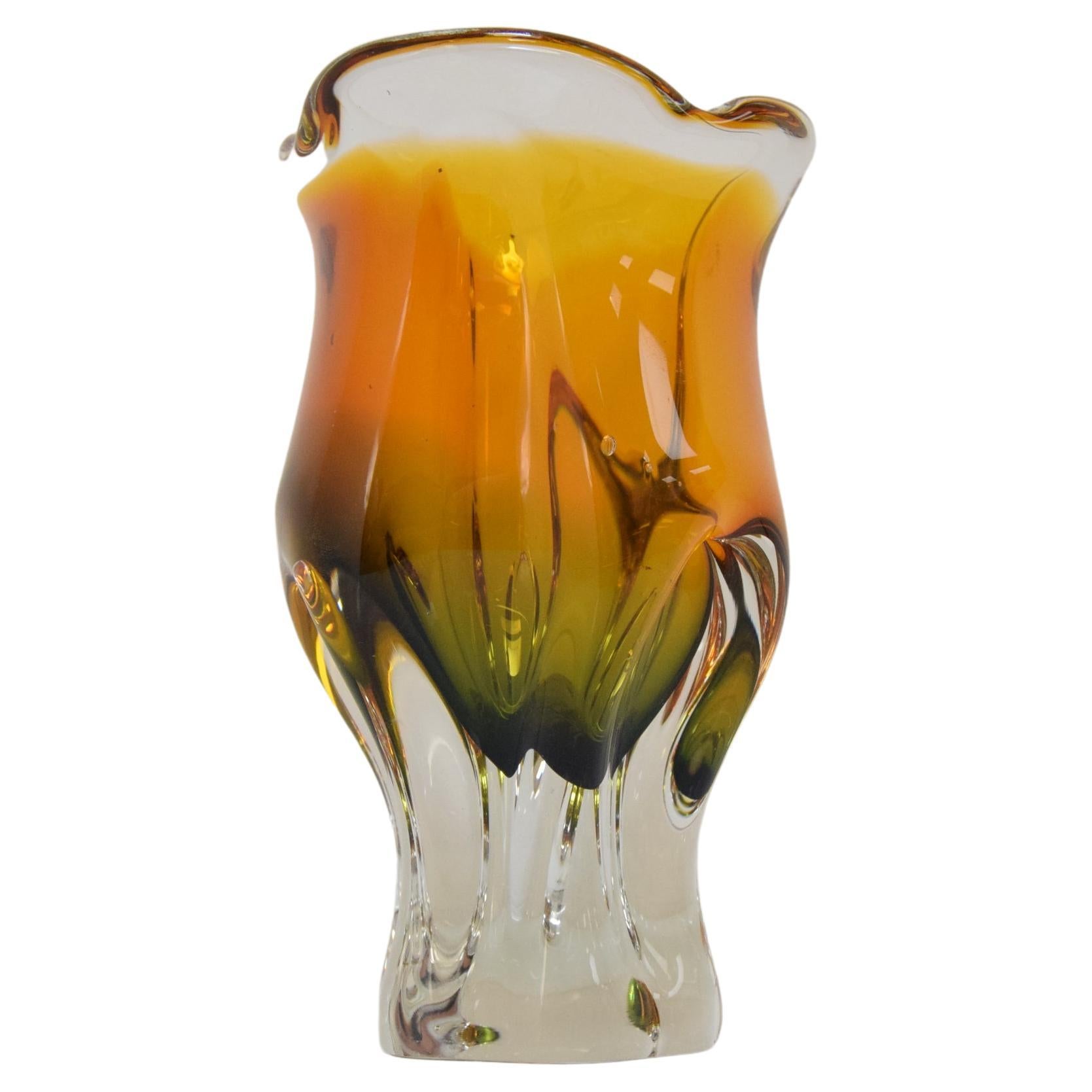 Vase en verre d'art de Josef Hospodka pour Glasswork Chribska, années 1960.  en vente