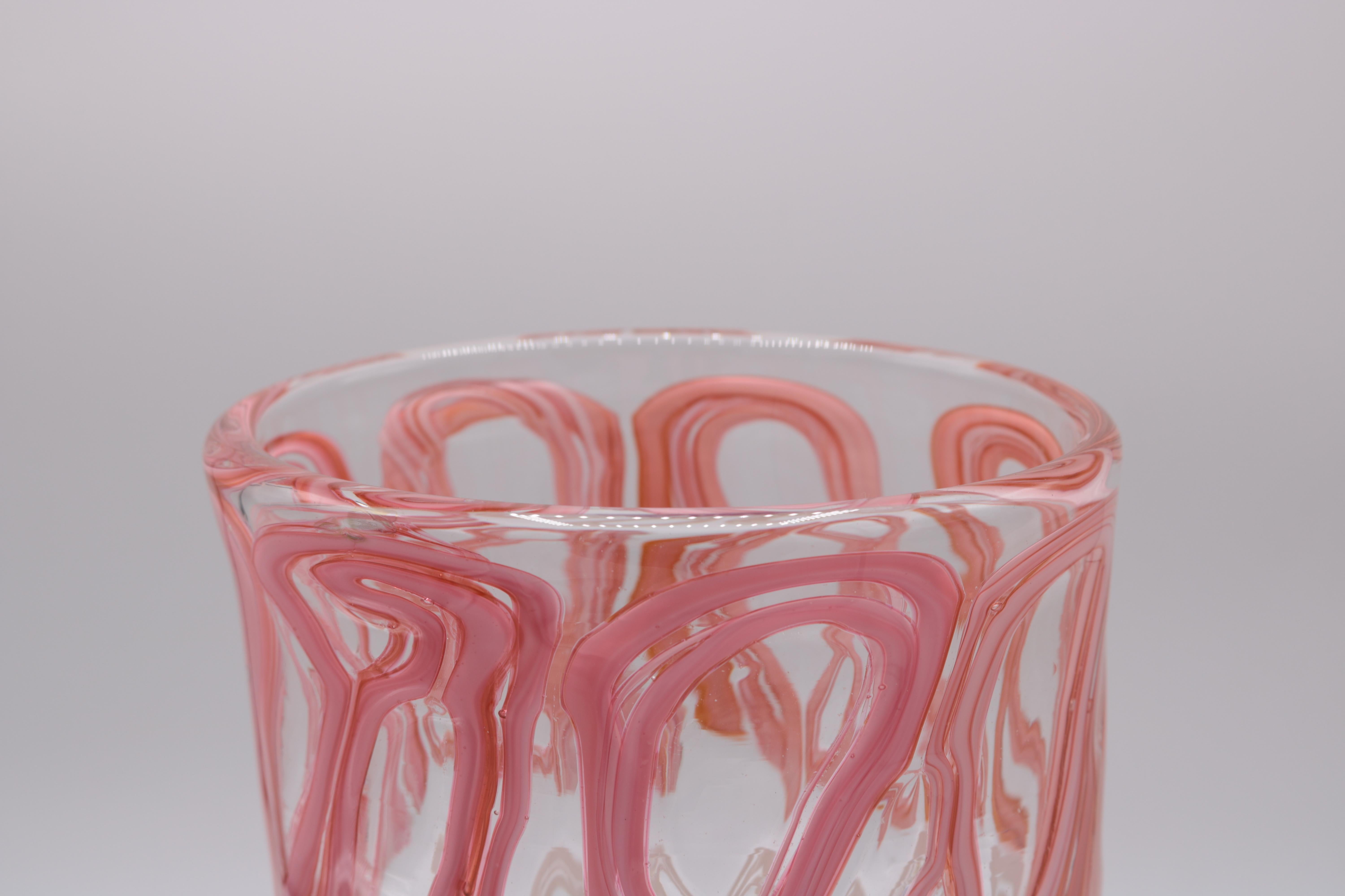 Vase aus Kunstglas von Martin Postch in limitierter Auflage. 
Ovale Form aus klarem Glas mit rosa, weißen und violetten Details. 
Geätzte Signatur auf der Unterseite.