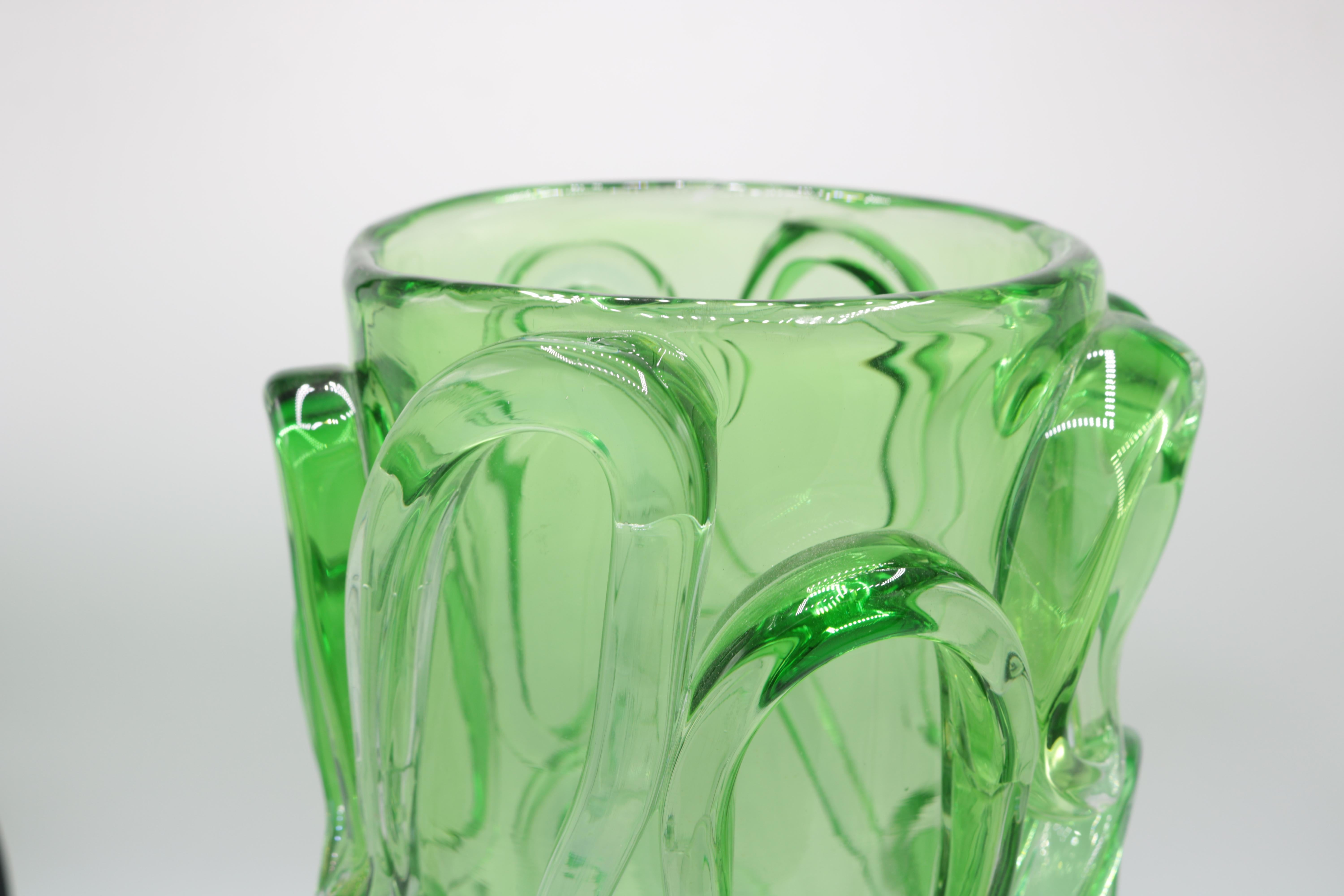Vase aus Kunstglas von Martin Postch in limitierter Auflage. 
Grünes Glas mit aufgesetzten Zacken. 
Geätzte Signatur auf der Unterseite.