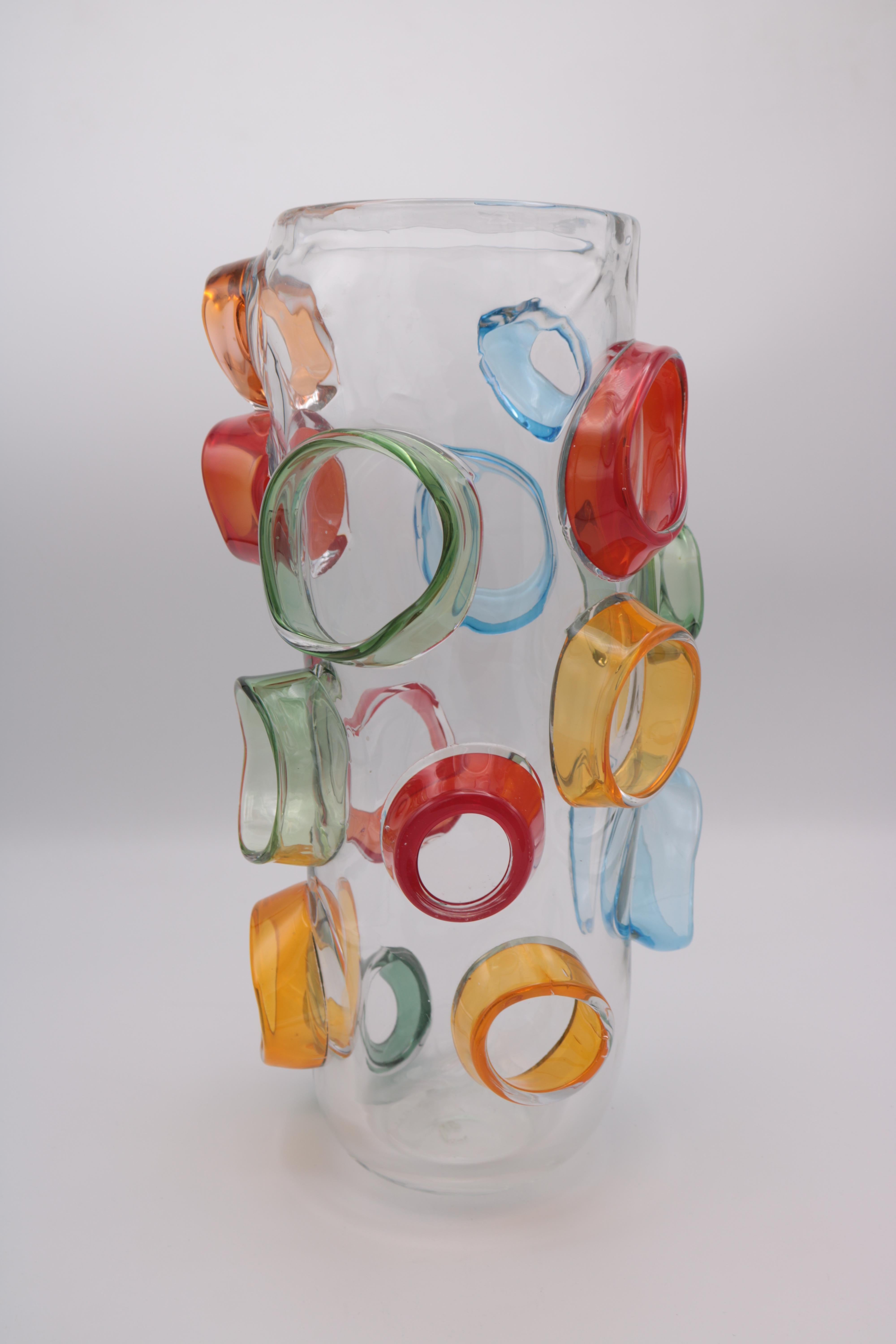 Vase aus Kunstglas von Martin Postch in limitierter Auflage. 
Klares Glas mit aufgesetzten mehrfarbigen Prunkstücken. 
Geätzte Signatur auf der Unterseite.