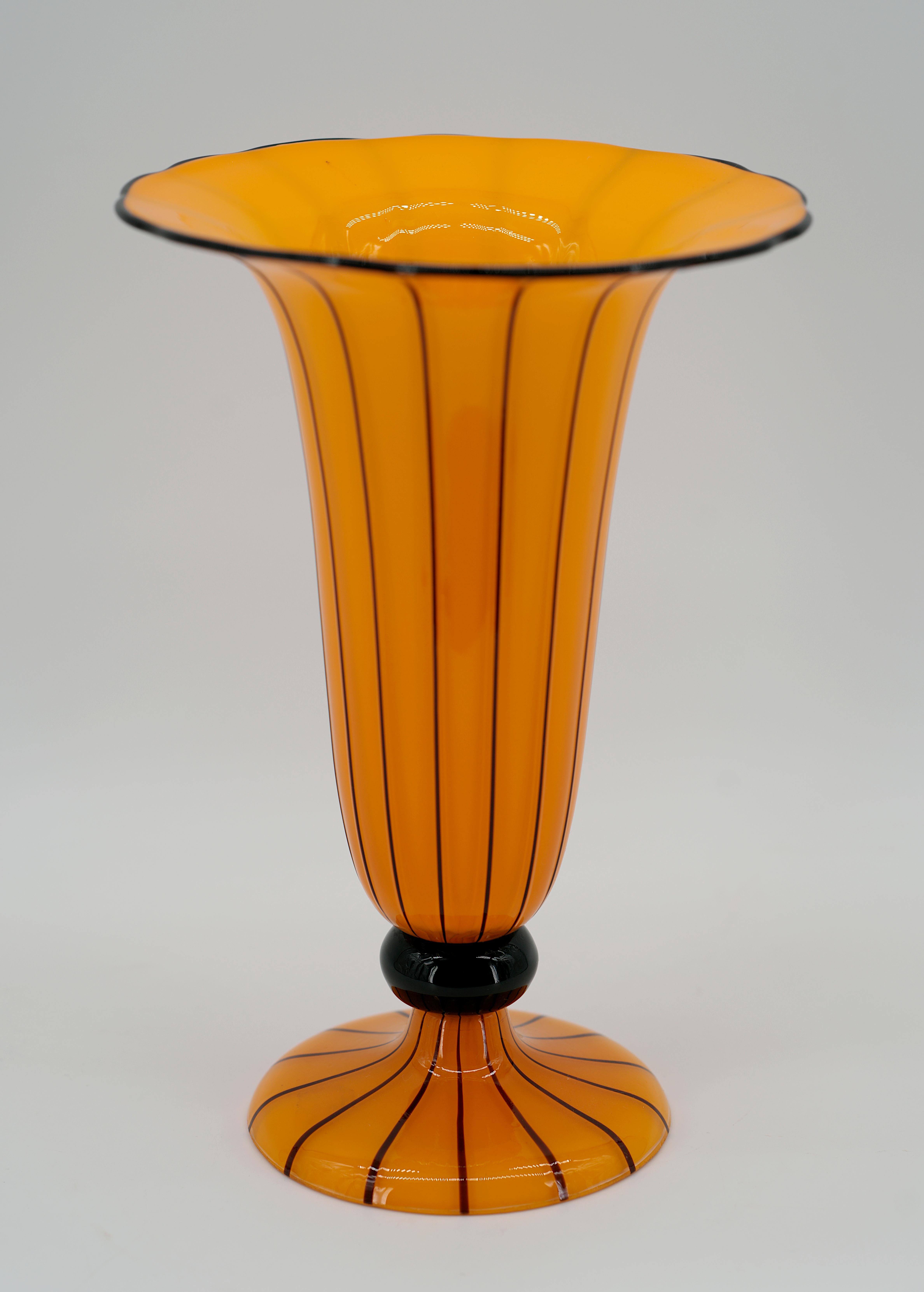 Art Glass Vase by Michael Powolny at Loetz, Early 20th Century In Excellent Condition For Sale In Saint-Amans-des-Cots, FR