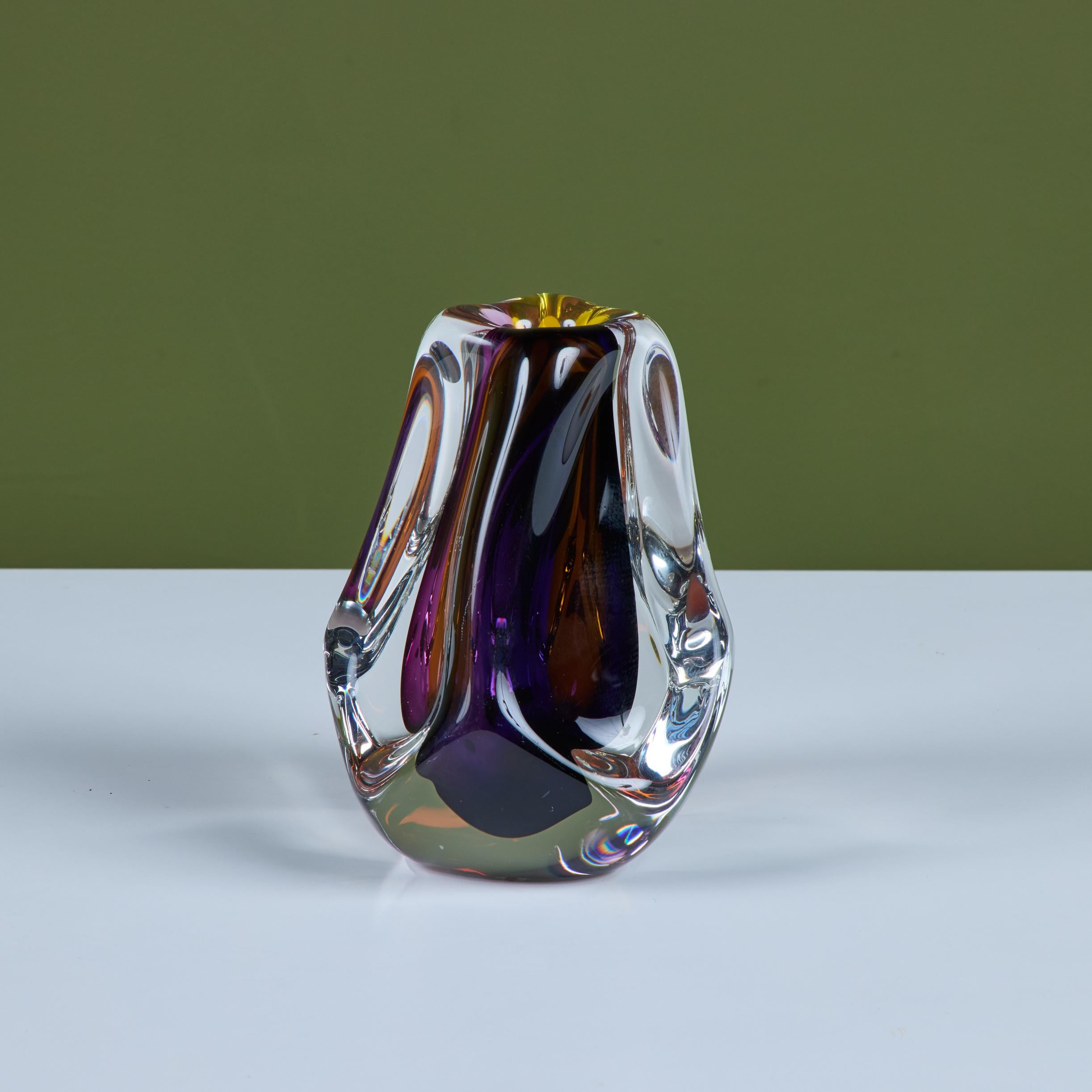 Vaso in vetro a forma libera di Paul Harris, anni '80 circa, USA. Questo vaso in vetro spesso fa parte della serie River di Harris, che mostra colori diversi a diverse angolazioni. Firmato dall'artista.

Paul Harris è nato nel North Dakota e si è