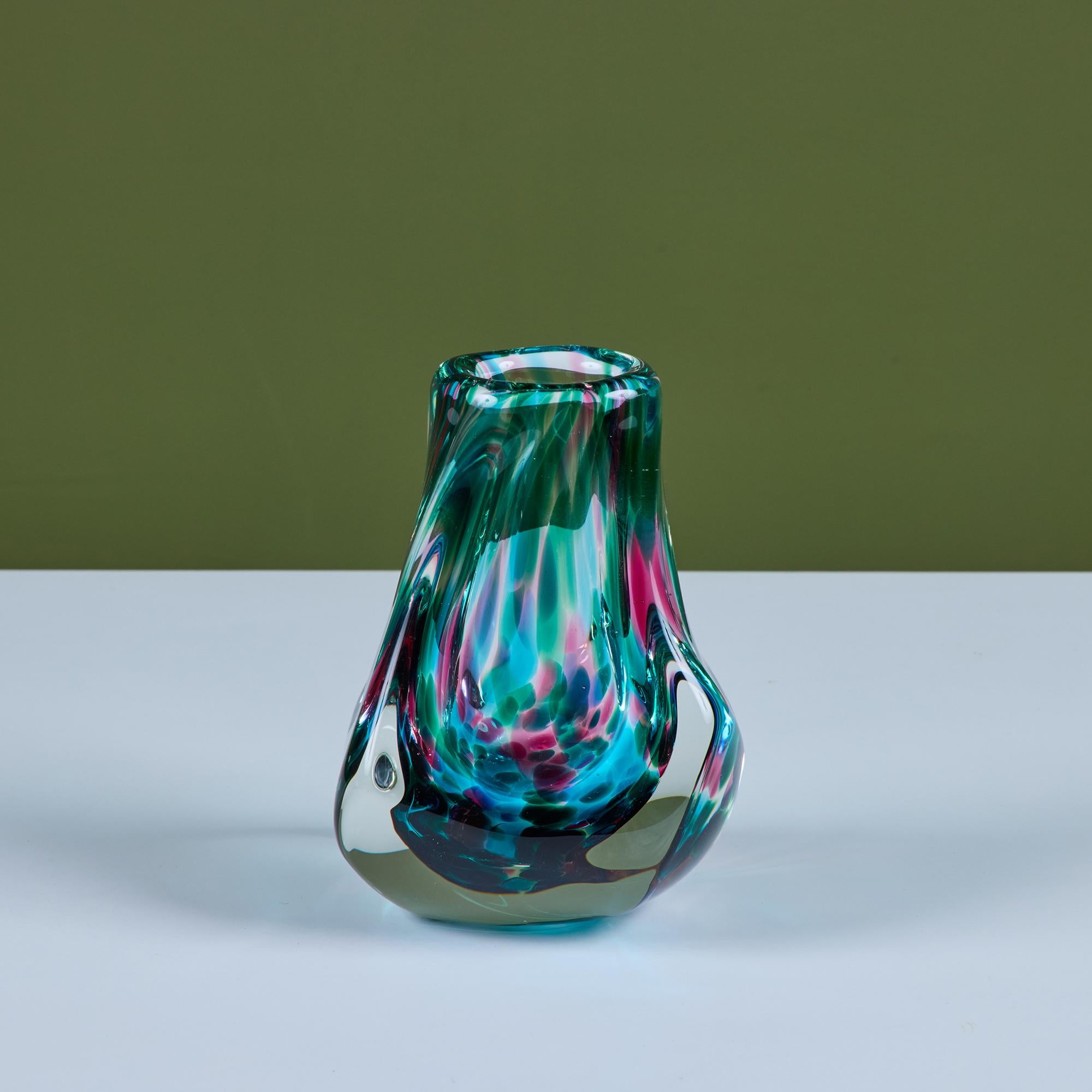 Vaso in vetro a forma libera di Paul Harris, anni '80 circa, USA. Questo vaso in vetro spesso fa parte della serie River di Harris, che mostra colori diversi a diverse angolazioni. Firmato dall'artista.

Paul Harris è nato nel North Dakota e si è