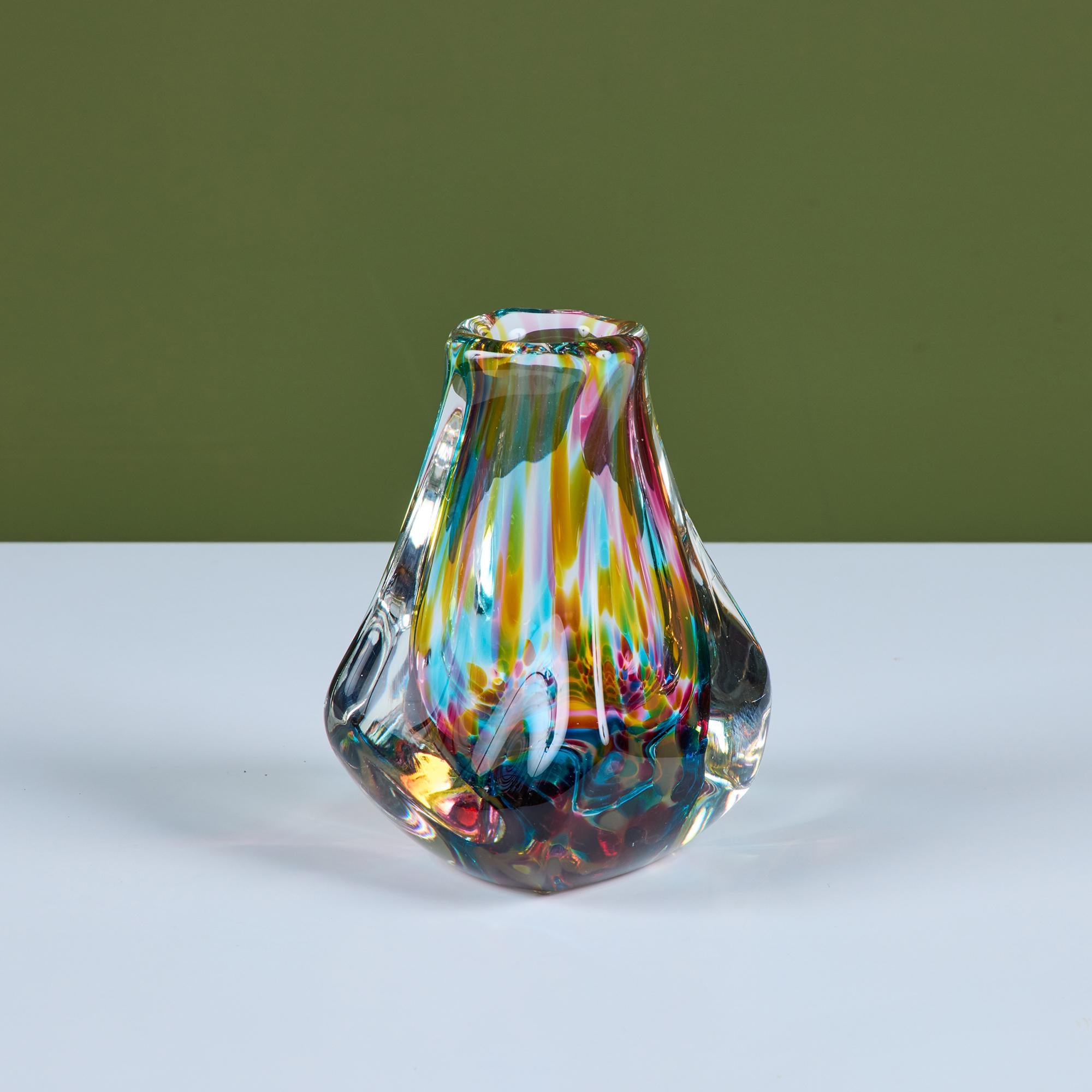 Vaso in vetro a forma libera di Paul Harris, anni '80 circa, USA. Questo vaso in vetro spesso fa parte della serie River di Harris, che mostra colori diversi a diverse angolazioni. Firmato dall'artista.

Paul Harris è nato nel North Dakota e si è