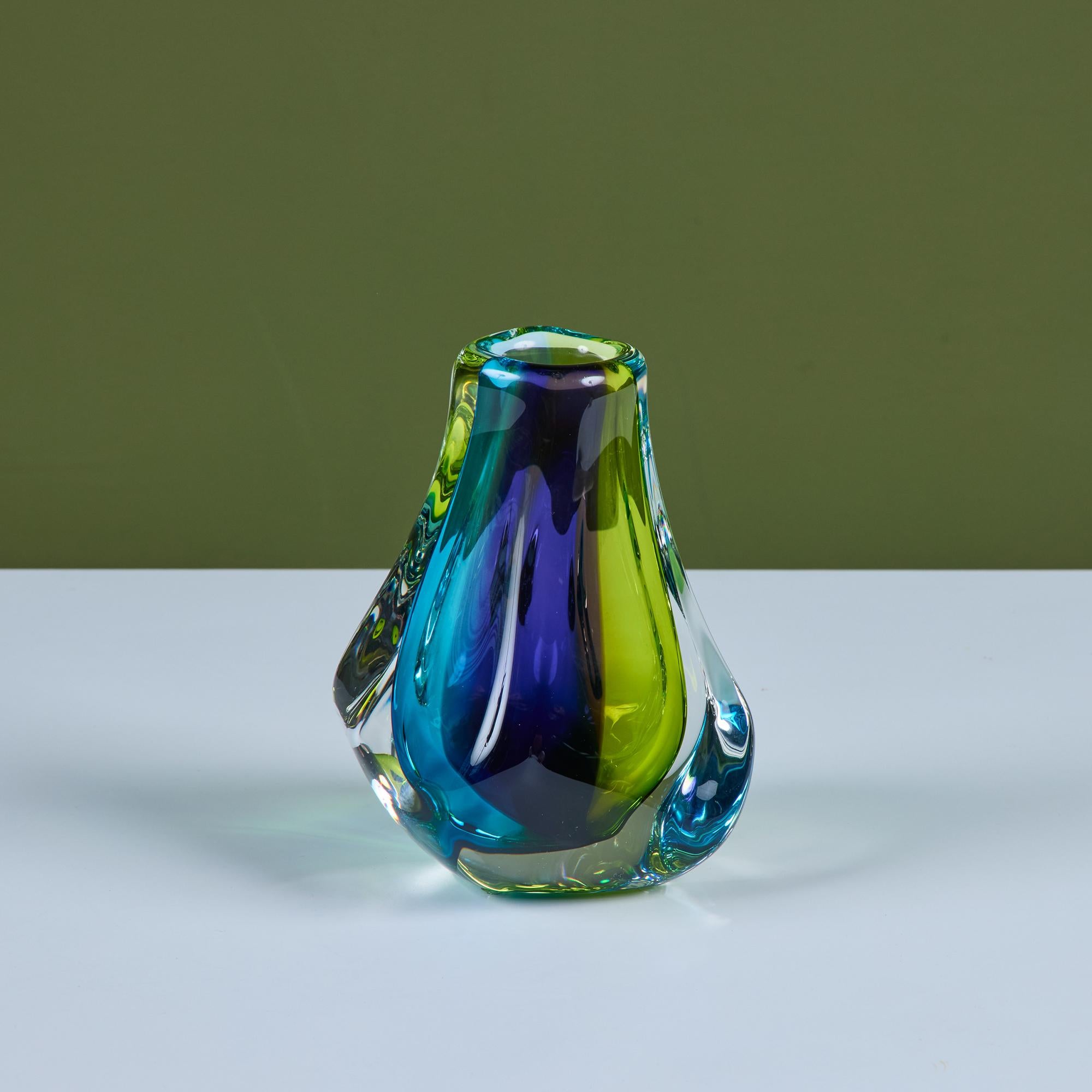 Vaso in vetro a forma libera di Paul Harris, anni '80 circa, USA. Questo vaso in vetro spesso fa parte della serie River di Harris, che mostra colori diversi a diverse angolazioni. Firmato dall'artista.

Paul Harris è nato nel North Dakota e si è