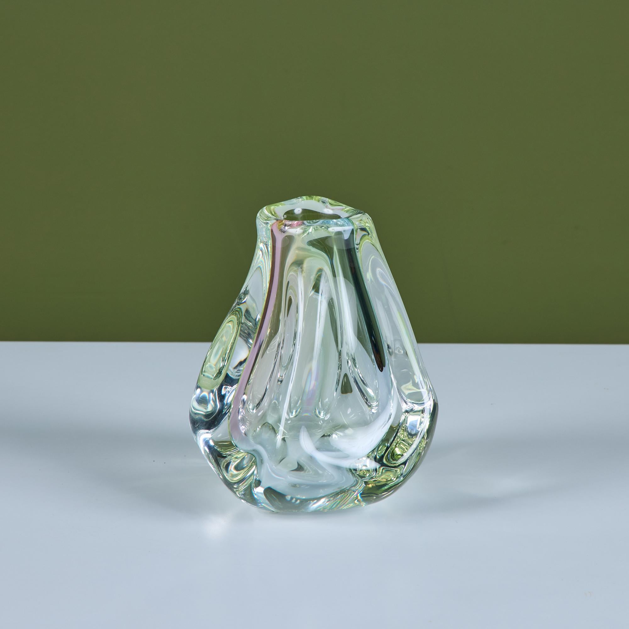 Vaso in vetro a forma libera di Paul Harris, anni '80 circa, USA. Questo vaso in vetro spesso fa parte della serie River di Harris, che mostra colori diversi a diverse angolazioni. Firmato dall'artista.

Paul Harris è nato nel North Dakota e si è