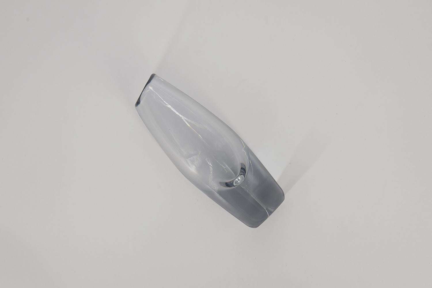 Ce vase transparent a été conçu par Sven Palmquist pour la verrerie suédoise Orrefors dans les années 1950. Le vase est en verre d'art.

Sven Palmquist est né en 1906 à Lenhovda, en Suède. Il est surtout connu pour sa collaboration avec la