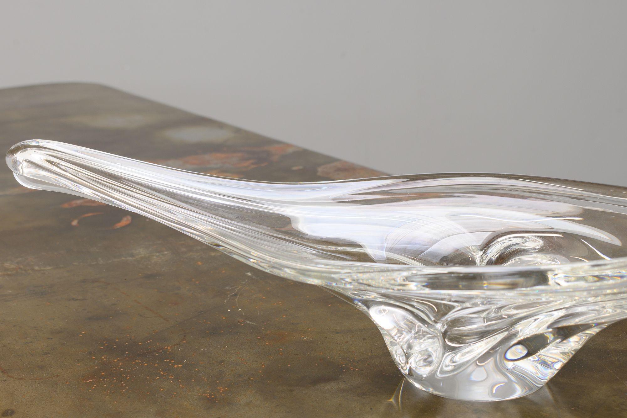 Snello vaso in vetro artistico di Sèvres, in Francia. Circa 1960.
H. H. 15cm x L. 63cm x P. 22cm
