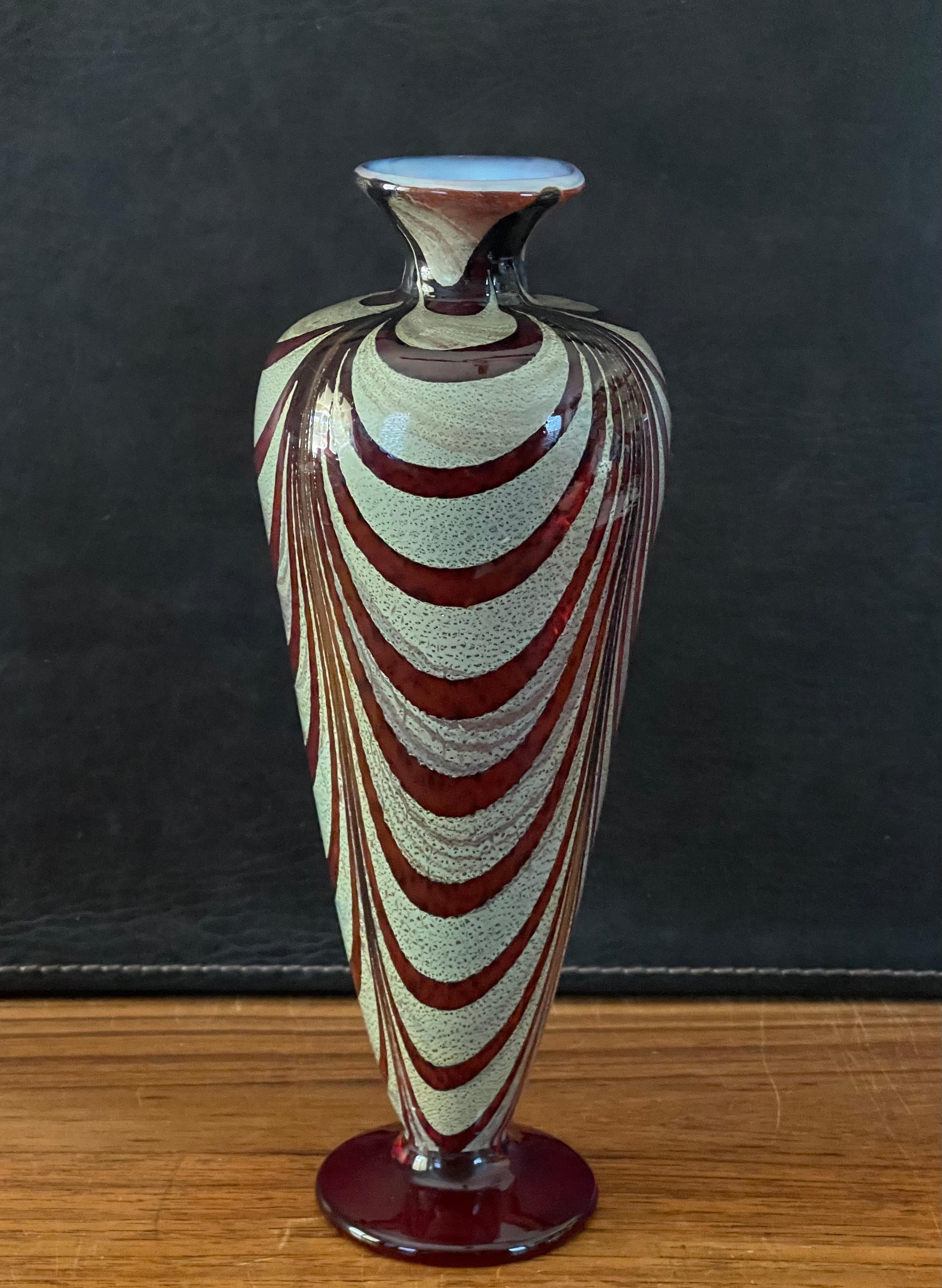 Kunstglas-Vase (amerikanisch) im Angebot