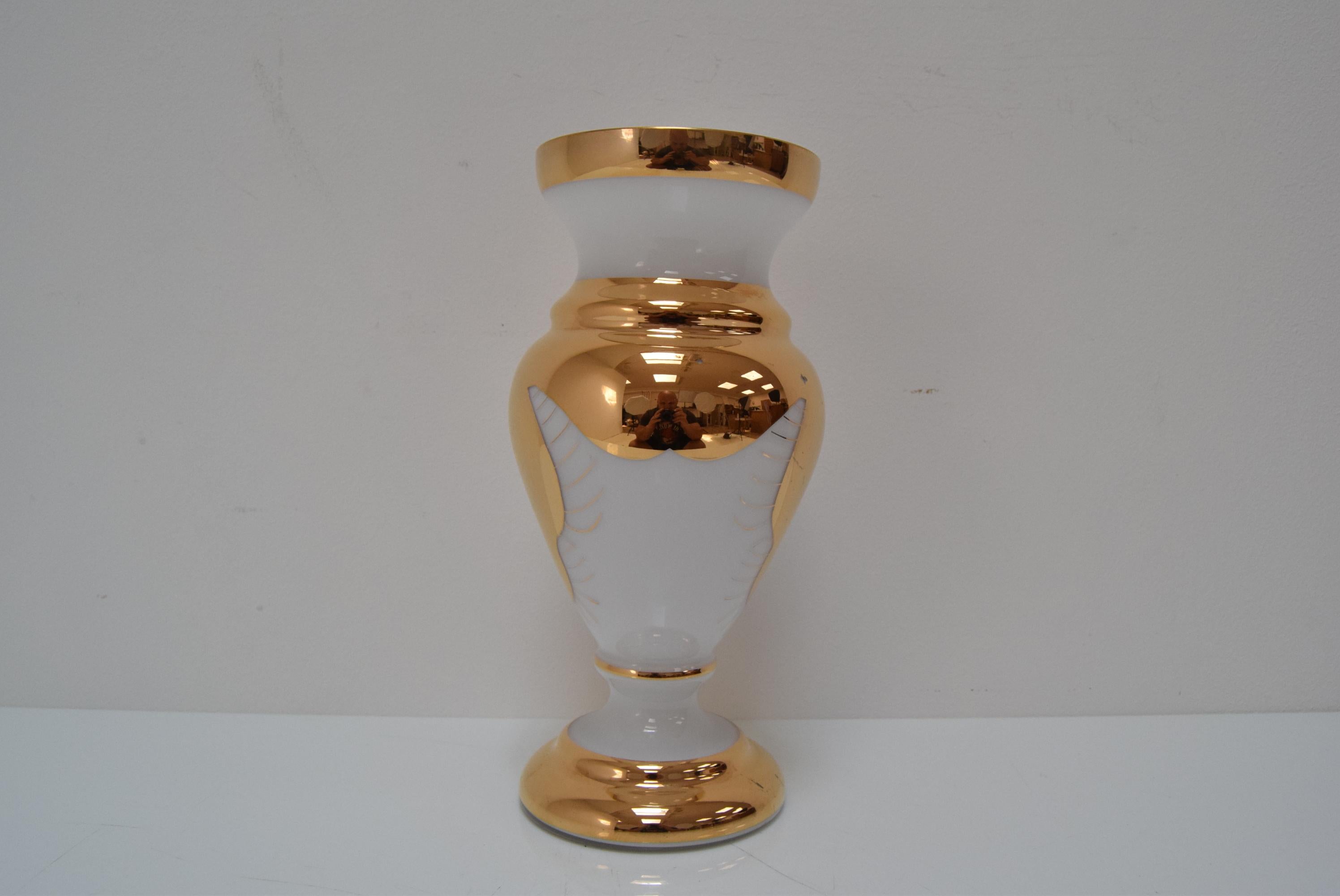 
Fabriqué en Tchécoslovaquie
En verre d'art
Le vase est légèrement tordu
Le vase a des rayures (voir Foto)
Repolissage
Etat original