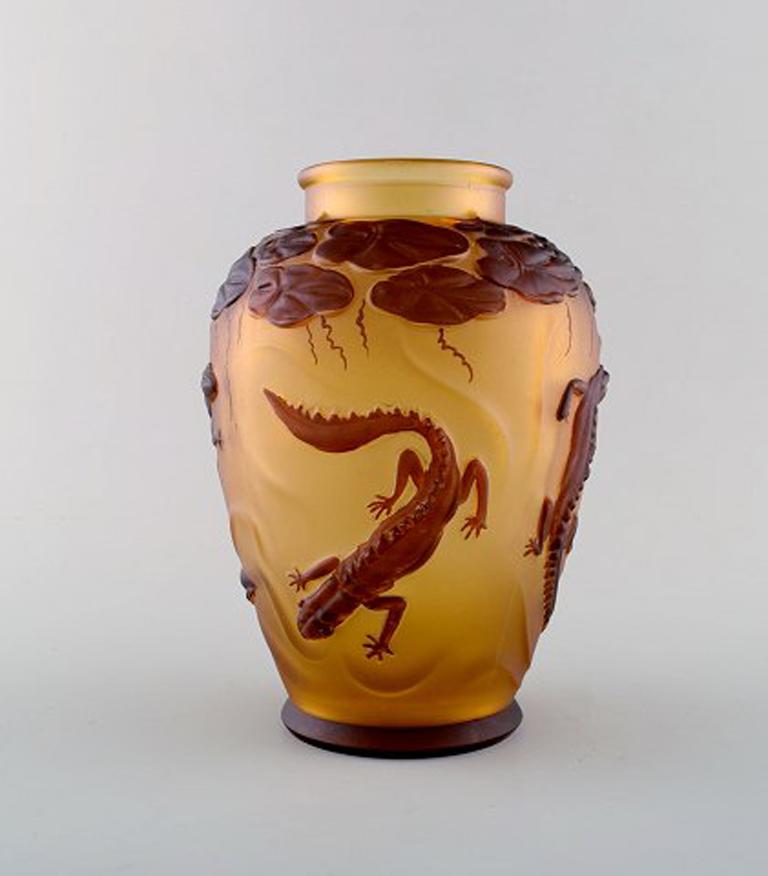 Art glass vase in Art Nouveau style decorated with salamanders. 20th century.
In very good condition.
Measures: 20.5 x 14.5 cm.