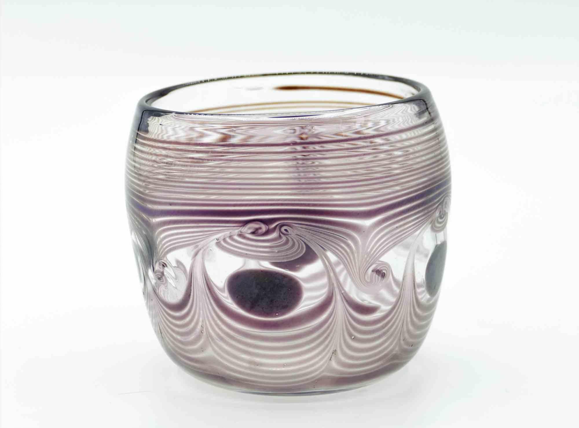 Vaso in vetro vintage realizzato nel 1987.

Altezza 10 x diametro 10 cm.

Data e firma incise sul fondo.

Buono stato

