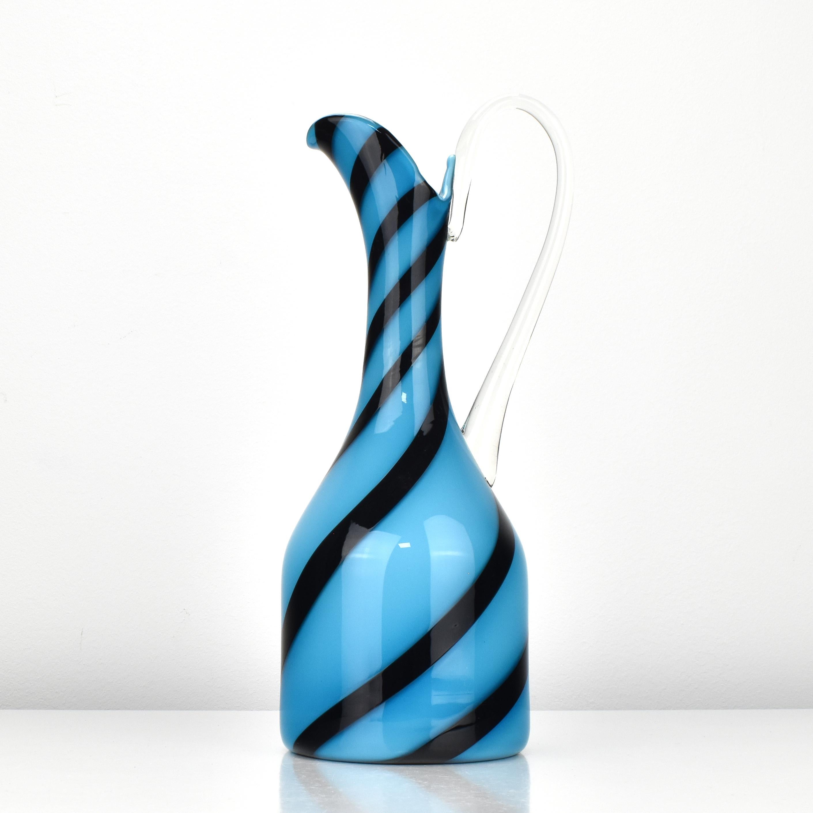 This is an eye-catching and absolutely stylish bold coloured decorative vase to display your flowers in any room. 