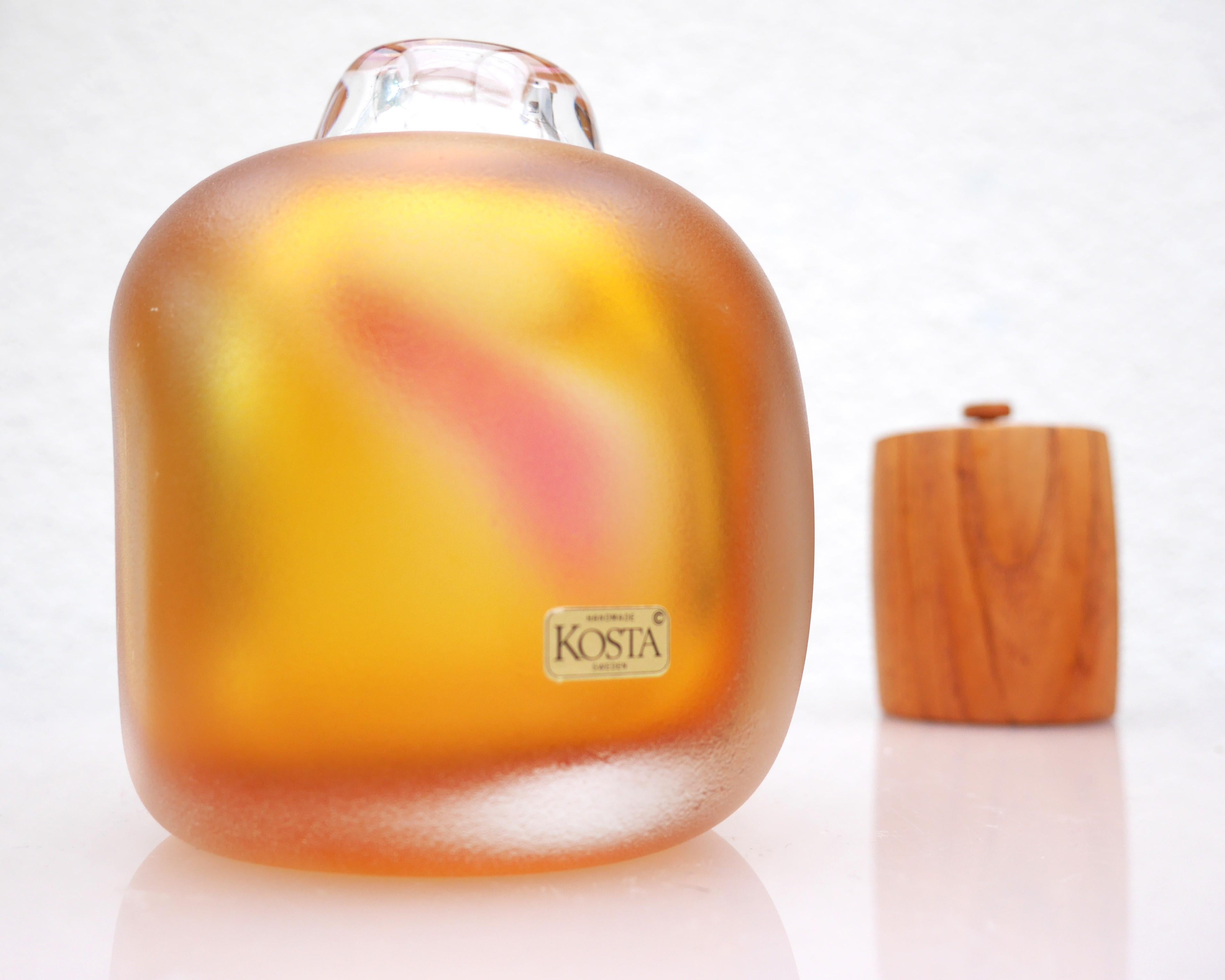 Un vase en verre rare, de collection et signé.  Design Modern suédois, fabriqué par Wärff pour Boda, Suède. Cette œuvre a été réalisée à la main par l'artiste, et il s'agit d'une édition limitée, donc numérotée et signée, ce qui la rend très