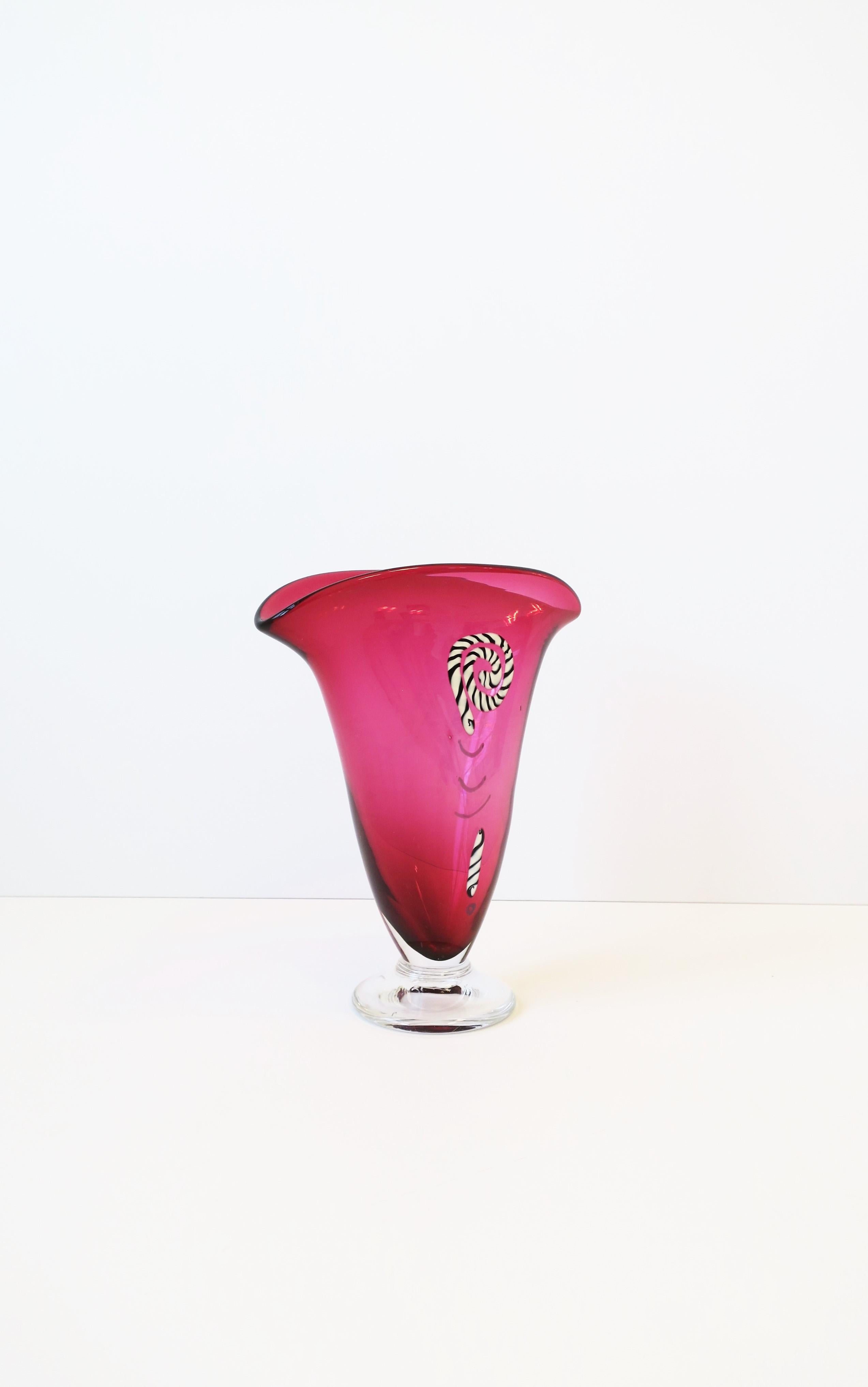 Vase en verre d'art rouge avec motif serpent en vente 5