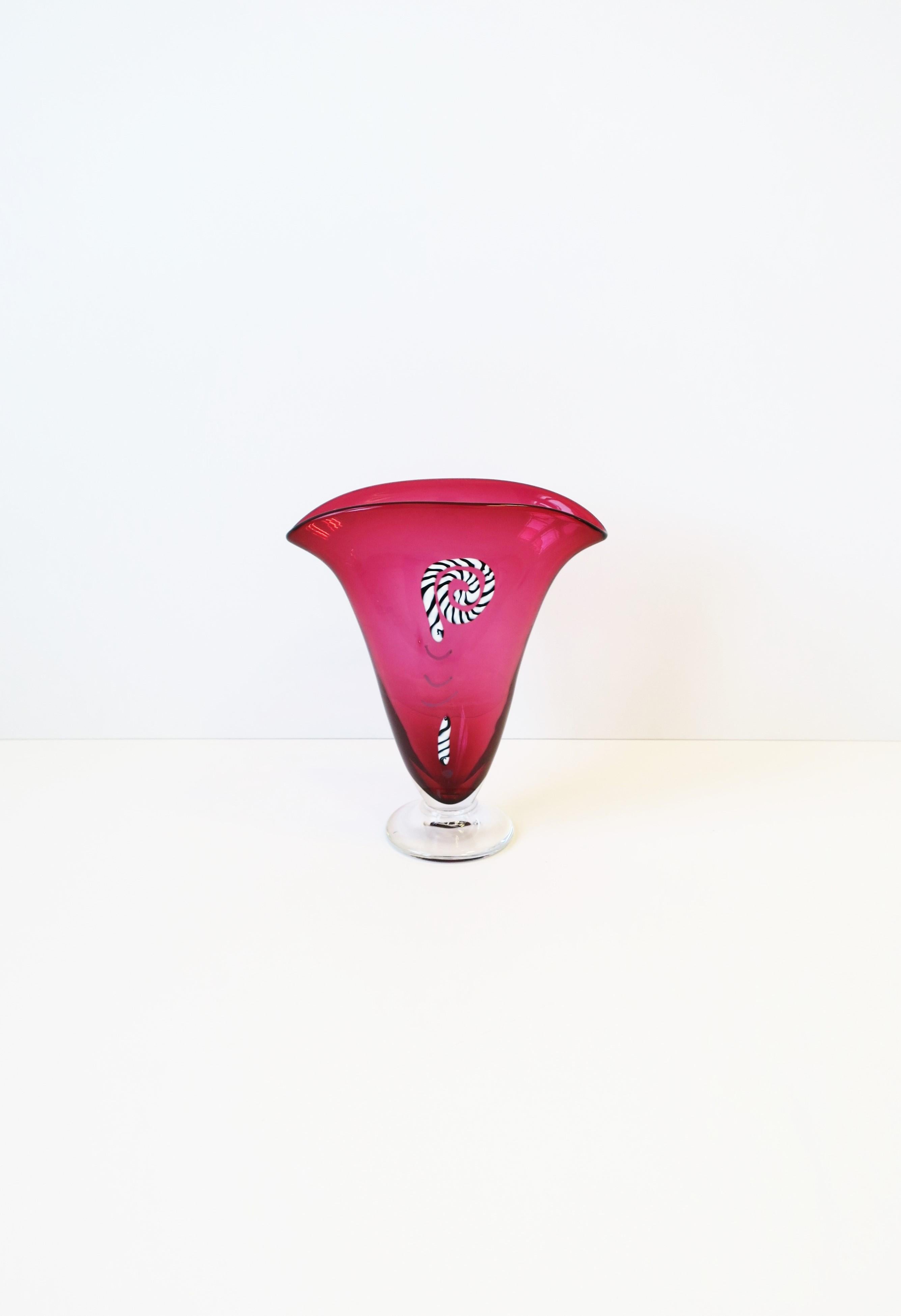 Moderne Vase en verre d'art rouge avec motif serpent en vente