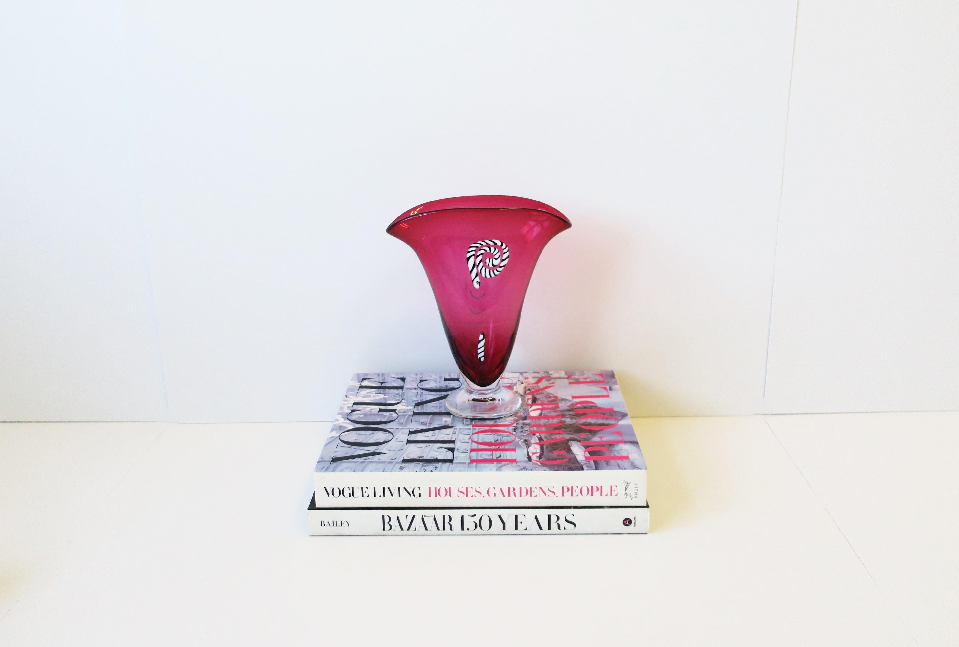 Verre d'art Vase en verre d'art rouge avec motif serpent en vente
