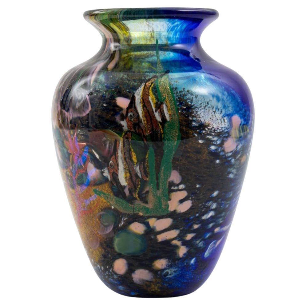 Vase aus Kunstglas mit Marineszenen im Angebot