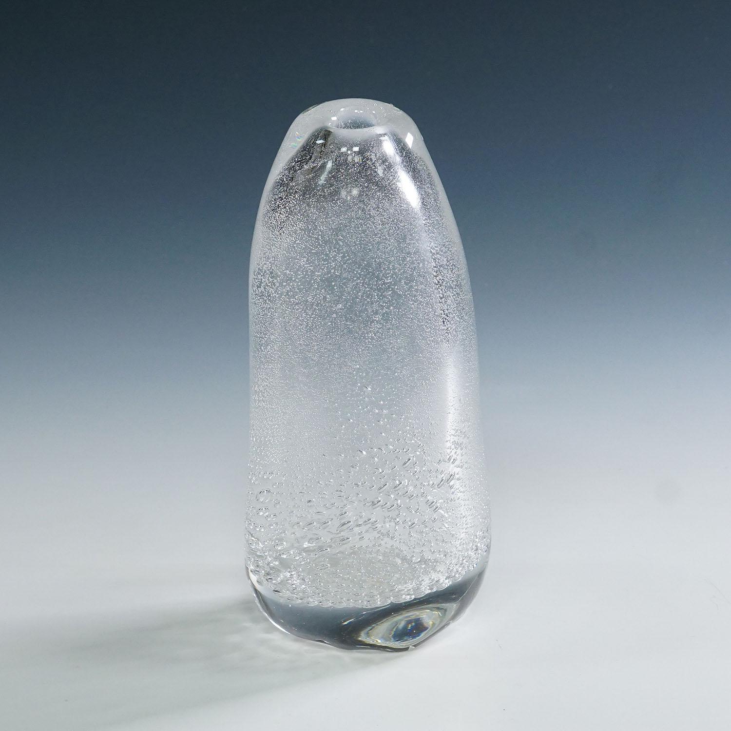 Vaso in vetro artistico con bolle di sodio Tapio Wirkkala per Iittala 1940

Raro vaso in vetro artistico disegnato da Tapio Wirkkala per la vetreria Iittala negli anni '40. Vetro cristallino soffiato a bocca libera con decorazione interna a bolle di