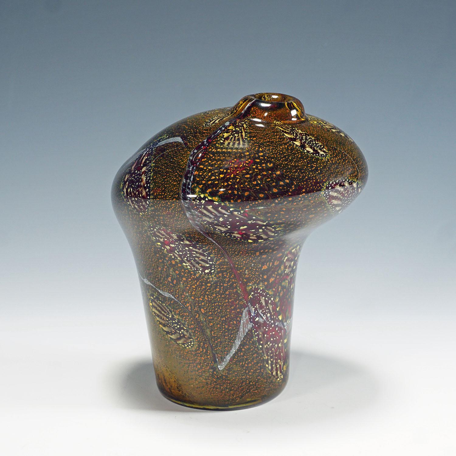 Vase en verre d'art de forme asymétrique 