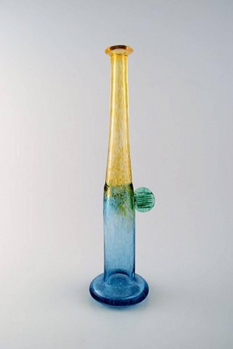 Art glass vase, designed by Bertel Vallien for Kosta Boda.
In perfect condition.
Signed.
Measures: height 34 cm x width 9 cm.