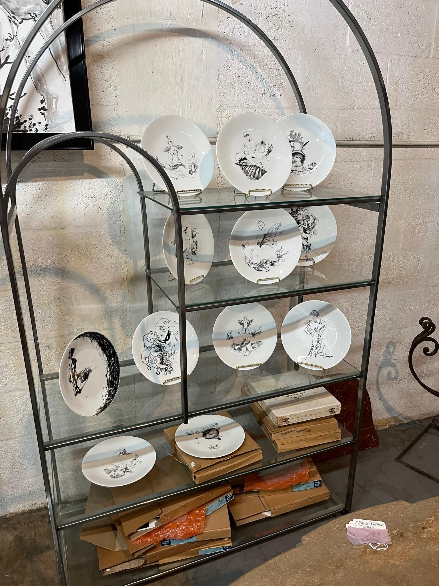 Porcelaine Assiette en porcelaine peinte à la main Edition limitée du milieu du siècle. en vente