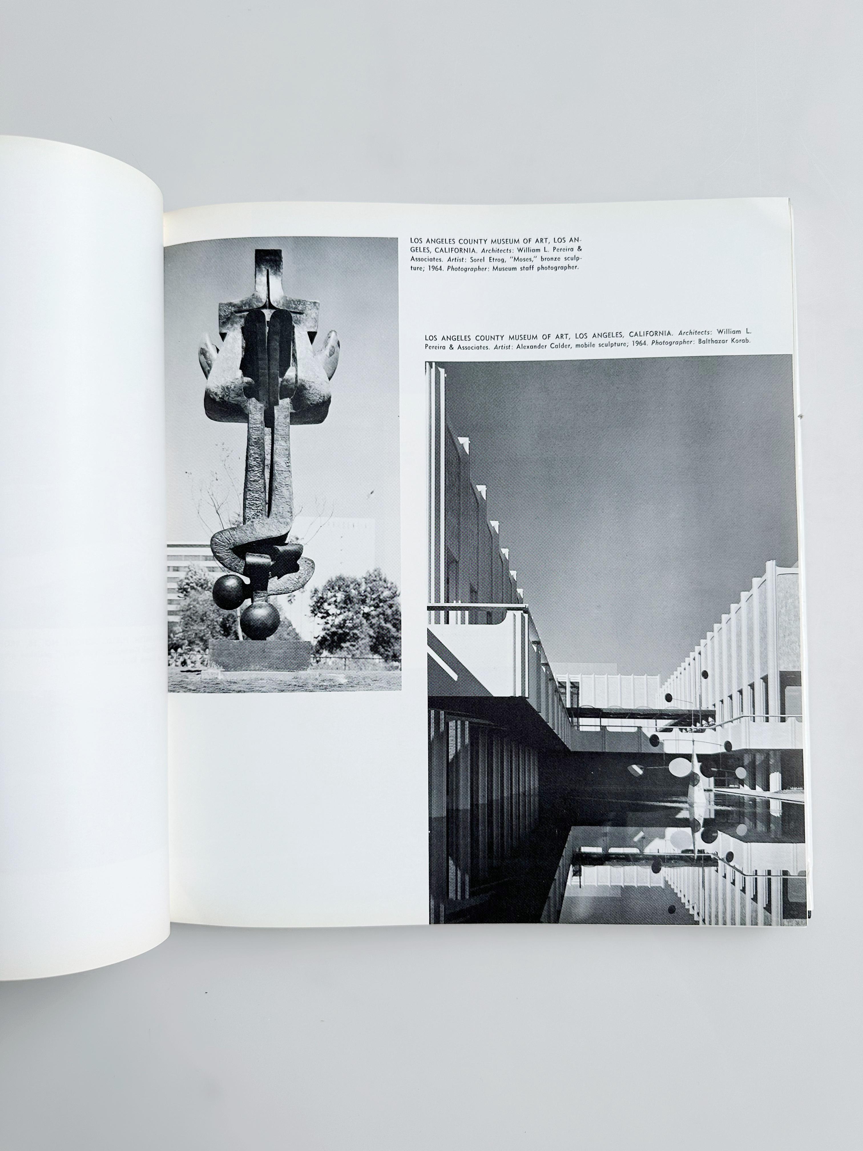Kunst in der Architektur, von Louis G. Redstone, 1968

Hardcover, Schutzumschlag

//

10 x 11.5
256 Seiten
// u2028

*Guter Zustand, leichte Gebrauchsspuren am Schutzumschlag