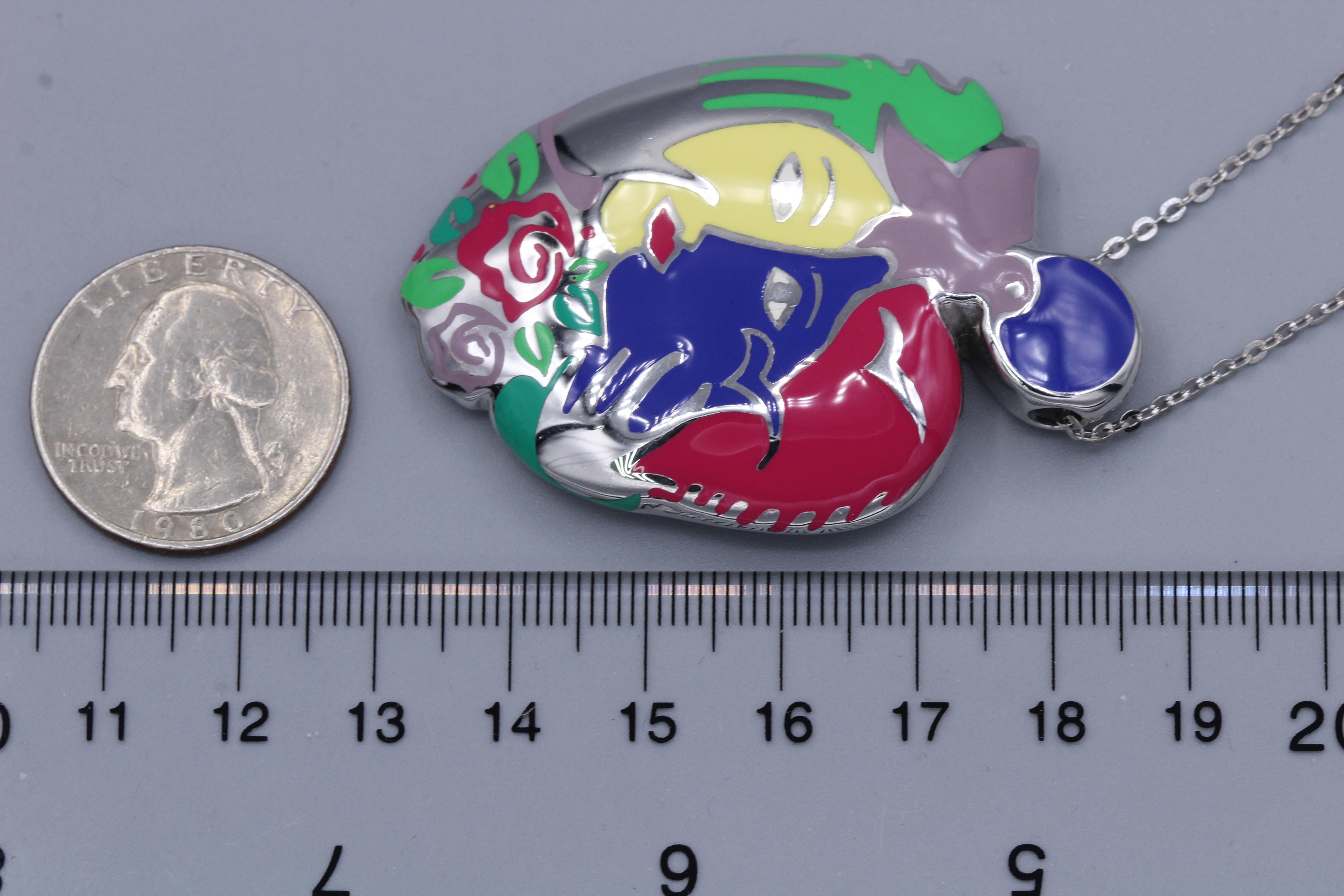 Einzigartig  & schöner Kunstschmuck
Hochwertiger Emaille-Kunst-Anhänger 
Inspiriert von dem berühmten Künstler Chagall.
Sterling Silber 925 - Handgefertigt in Italien
Größe ca. 45 x 35 mm (2' x 1,5' Zoll)
Leichte Unregelmäßigkeiten können aufgrund