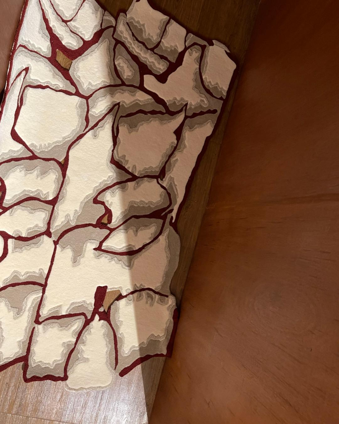 Indonésien Tapis Art irrégulier en laine touffetée de forme irrégulière avec motif « magique crayon » gris blanc de RAG Home en vente