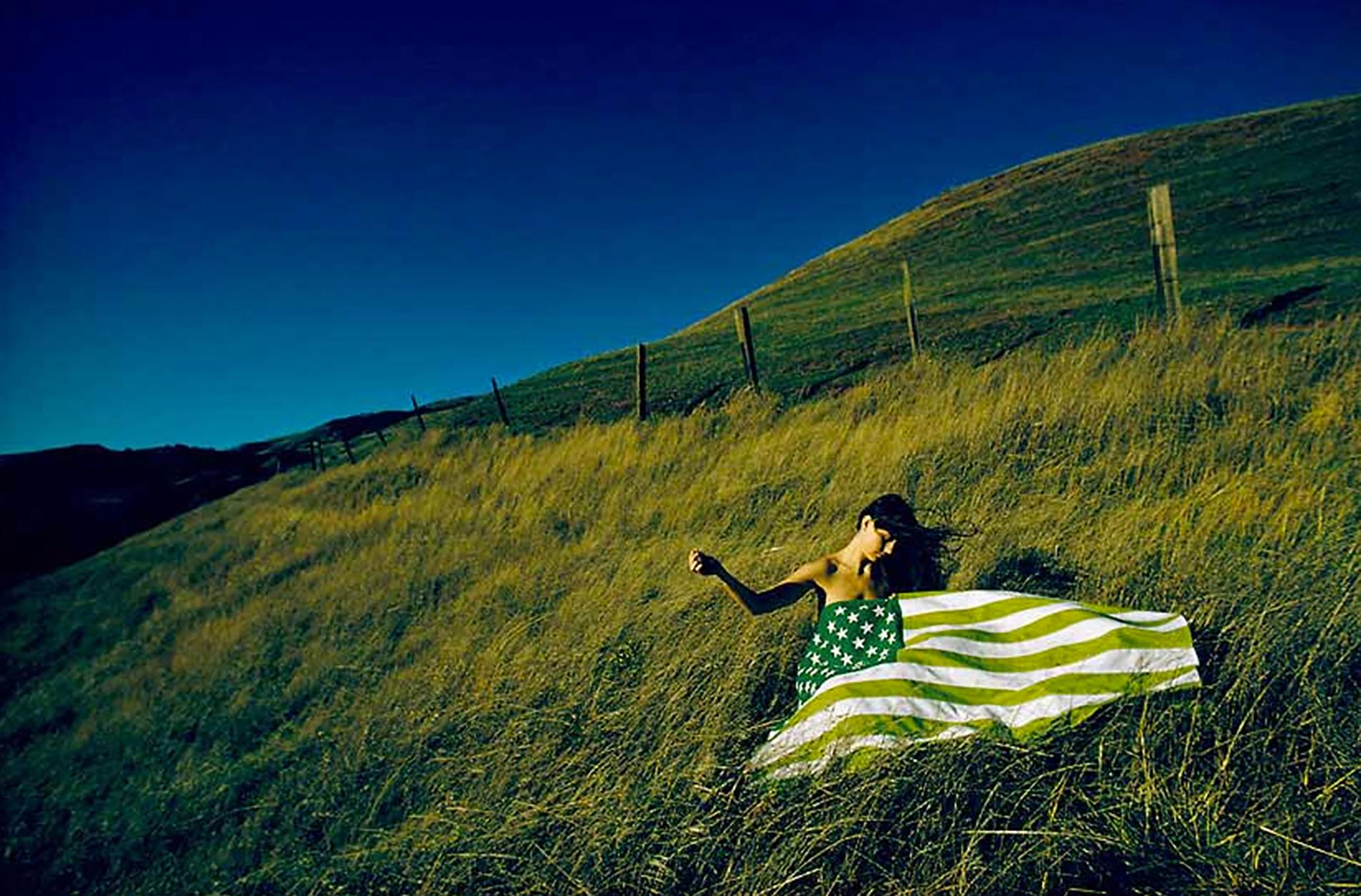 C-Print Art Kane - Nachlass Grüne Flagge, 1970
Kategorien: Fotografie, Kunst
2 200 €
Tauchen Sie ein in das kühne visuelle Universum von Art Kane mit diesem außergewöhnlichen C-Print, der von einem ikonischen
Veröffentlichung des Queen Magazine im
