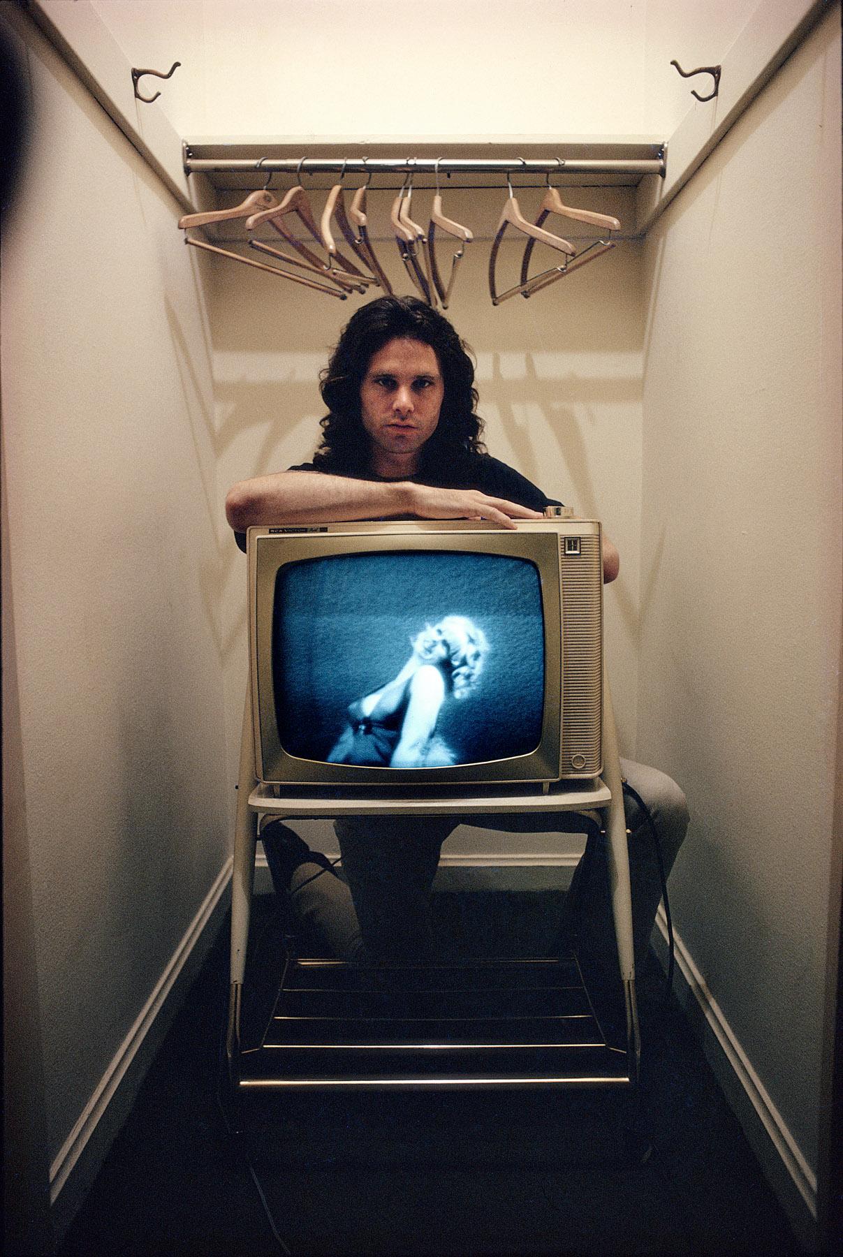 Jim Morrison, aufgenommen 1968 von Art Kane

Art Kane und Jim Morrison verstanden sich auf Anhieb und diskutierten während des Drehs über Kultur, Literatur und aktuelle Ereignisse. Kane fotografierte Morrison für den "New Rock"-Fotoessay des Life
