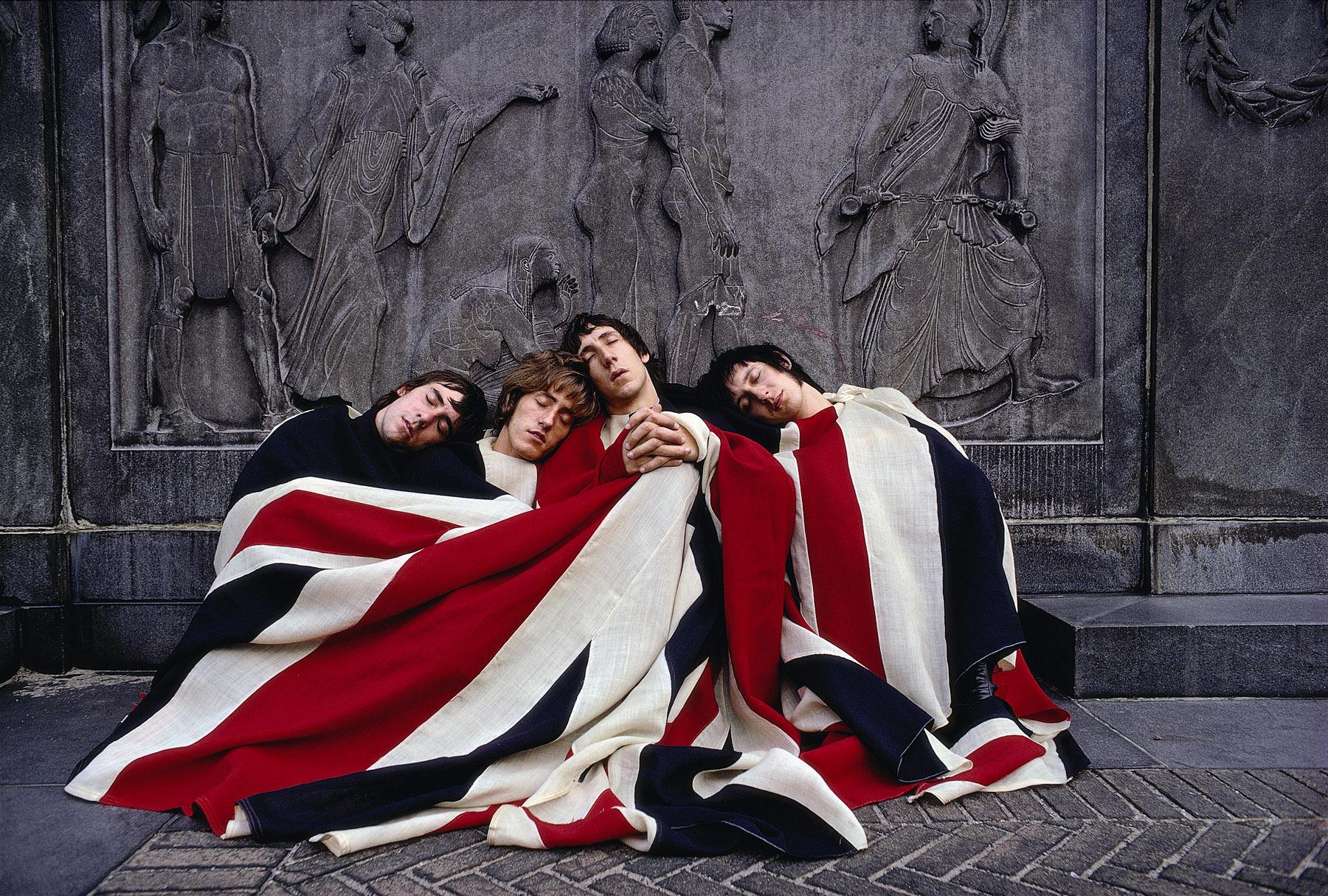 Art Kane Color Photograph – The Who under a Union Jack-Flagge