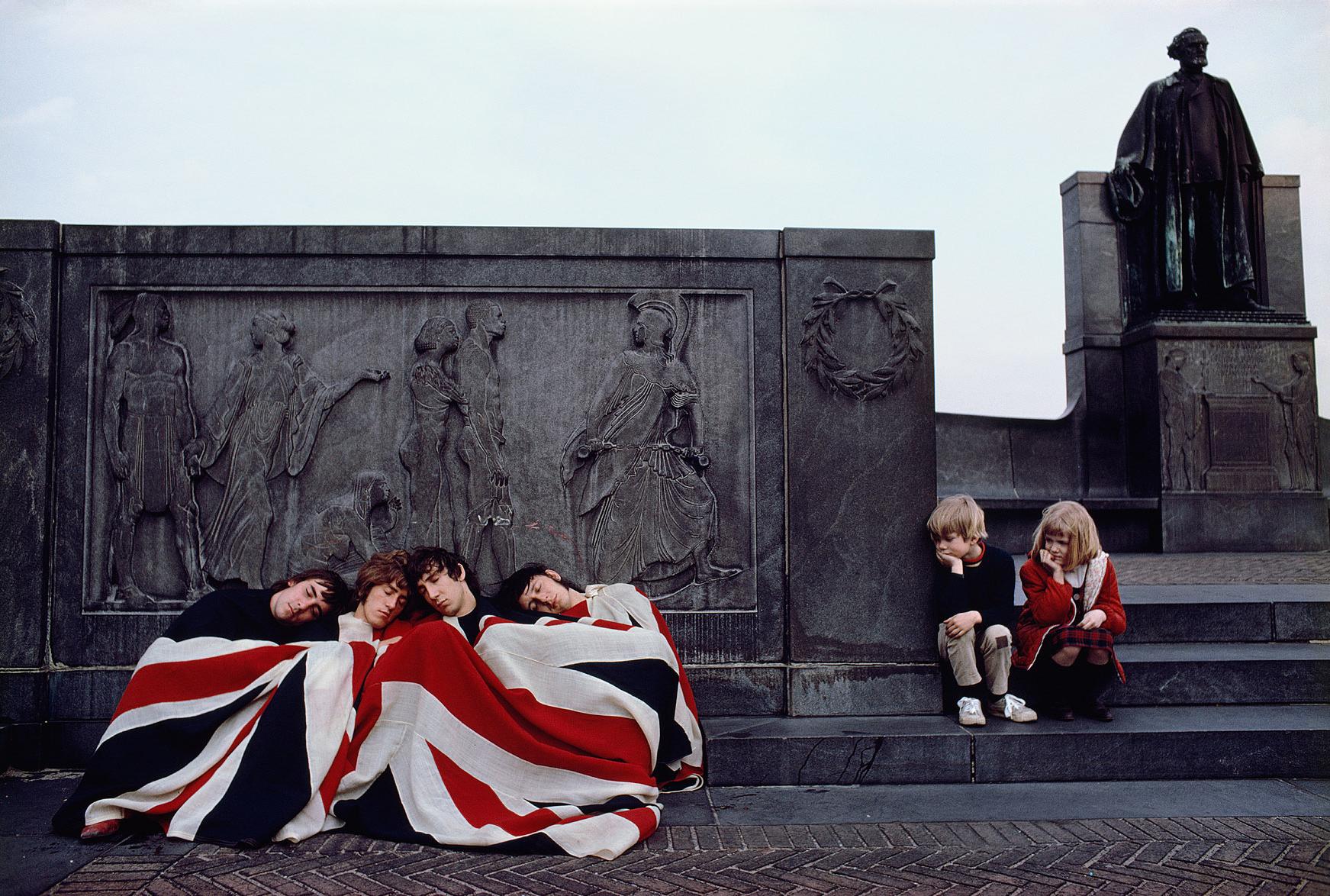 The Who unter einer Union-Jack-Flagge, 1968 von Art Kane

Bei den Dreharbeiten 1968 in New York City im Morningside Park nahe der Columbia University hatte Art Kane viel Spaß mit The Who. Kane beschrieb sie als "niedliche kleine Raufbolde, sie