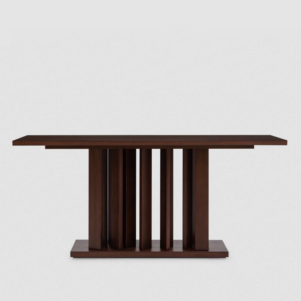 Table console Art Mahogany avec toute la structure en 
bois massif d'acajou en finition tabac avec acajou
dessus plaqué.
Également disponible sur demande dans d'autres finitions en bois.
