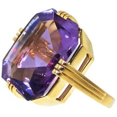 Art Moderne Amethyst 18 Karat Gold Ring, circa 1945