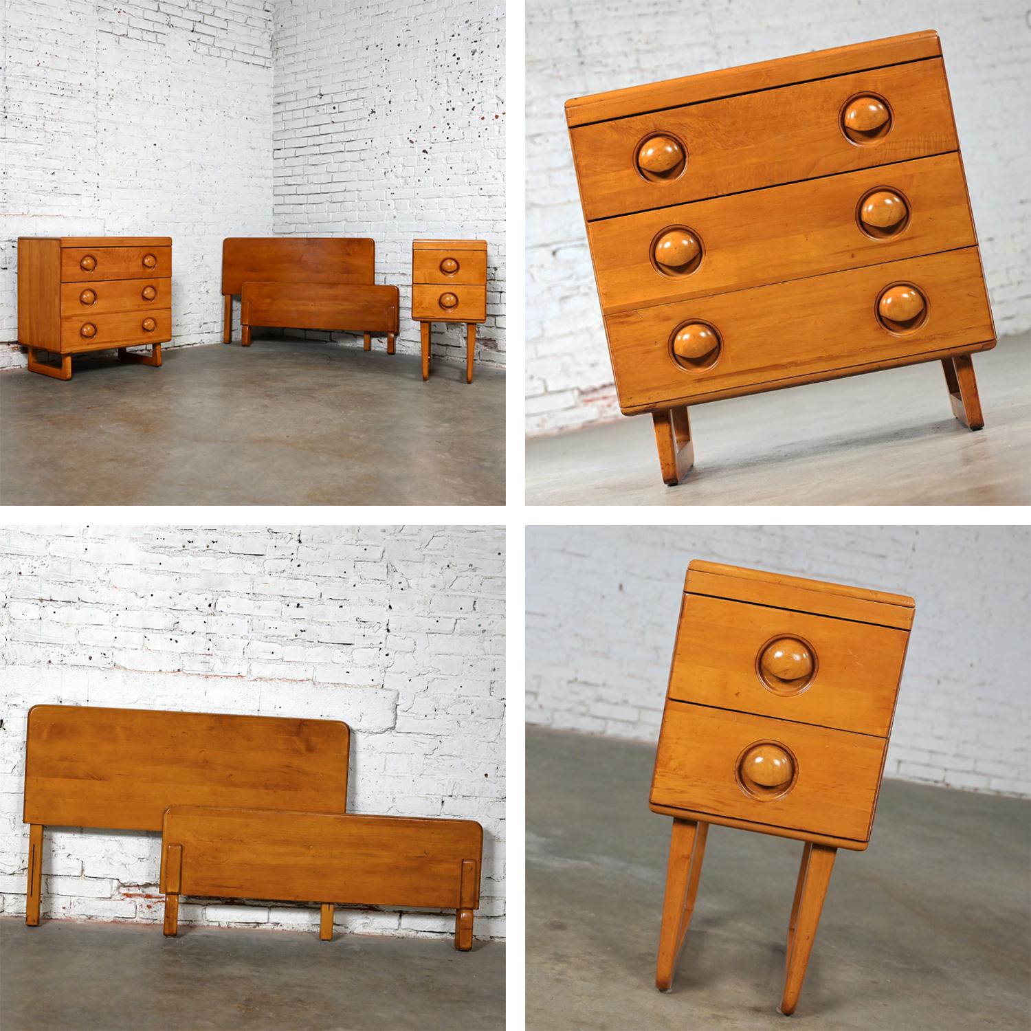 The Moderns Maple Twin Bed Headboard Footboard Small Chest & Nightstand 3 Pieces (en anglais)  en vente 3