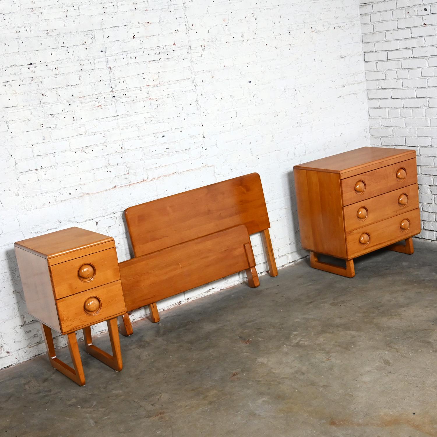 Art Moderne Maple Twin Bed Headboard Footboard Small Chest & Nightstand 3 Piece  In Good Condition For Sale In Topeka, KS