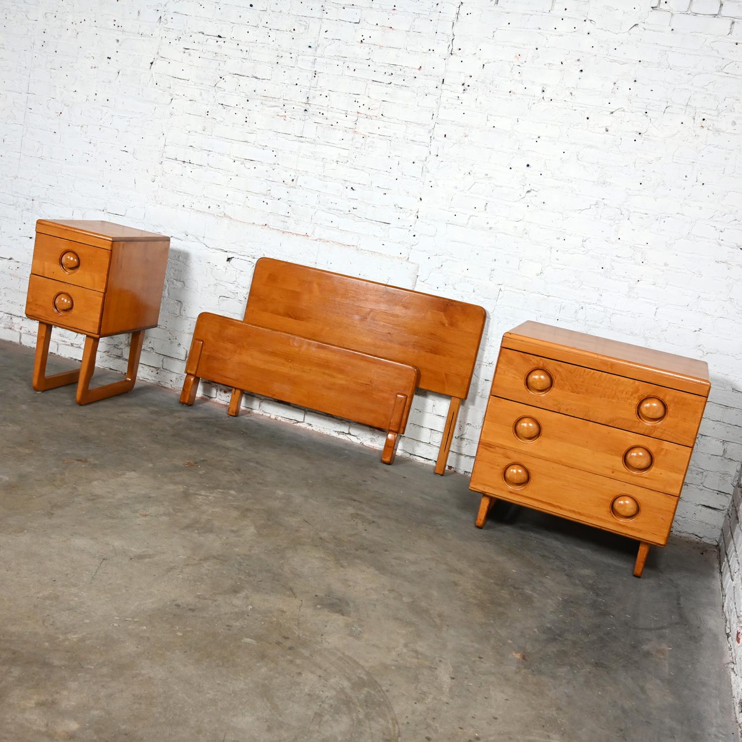 Moderne Art Moderne Ahorn-Twin-Bett Kopfteil Fußboard Kleine Kommode & Nachttisch 3 Stück  (Ahornholz) im Angebot