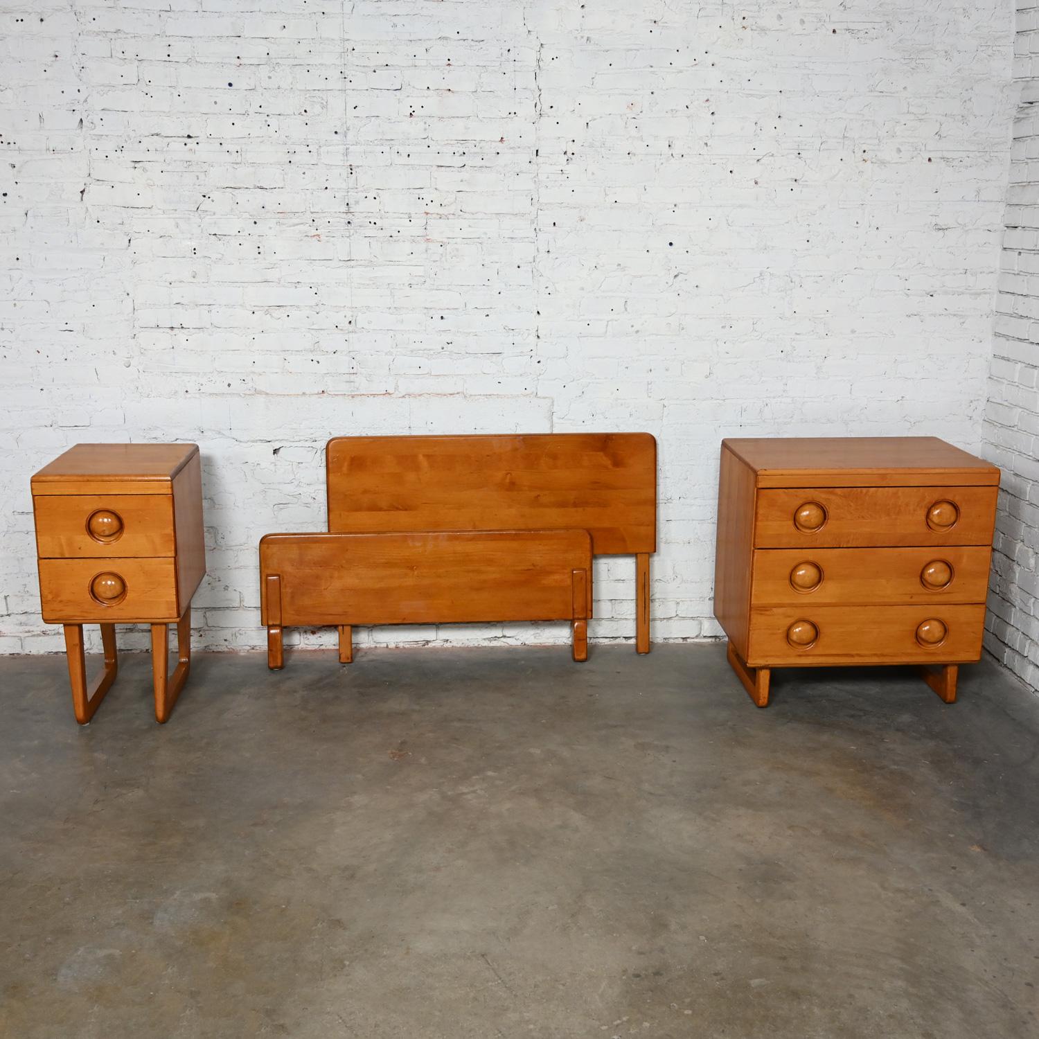 The Moderns Maple Twin Bed Headboard Footboard Small Chest & Nightstand 3 Pieces (en anglais)  en vente 2