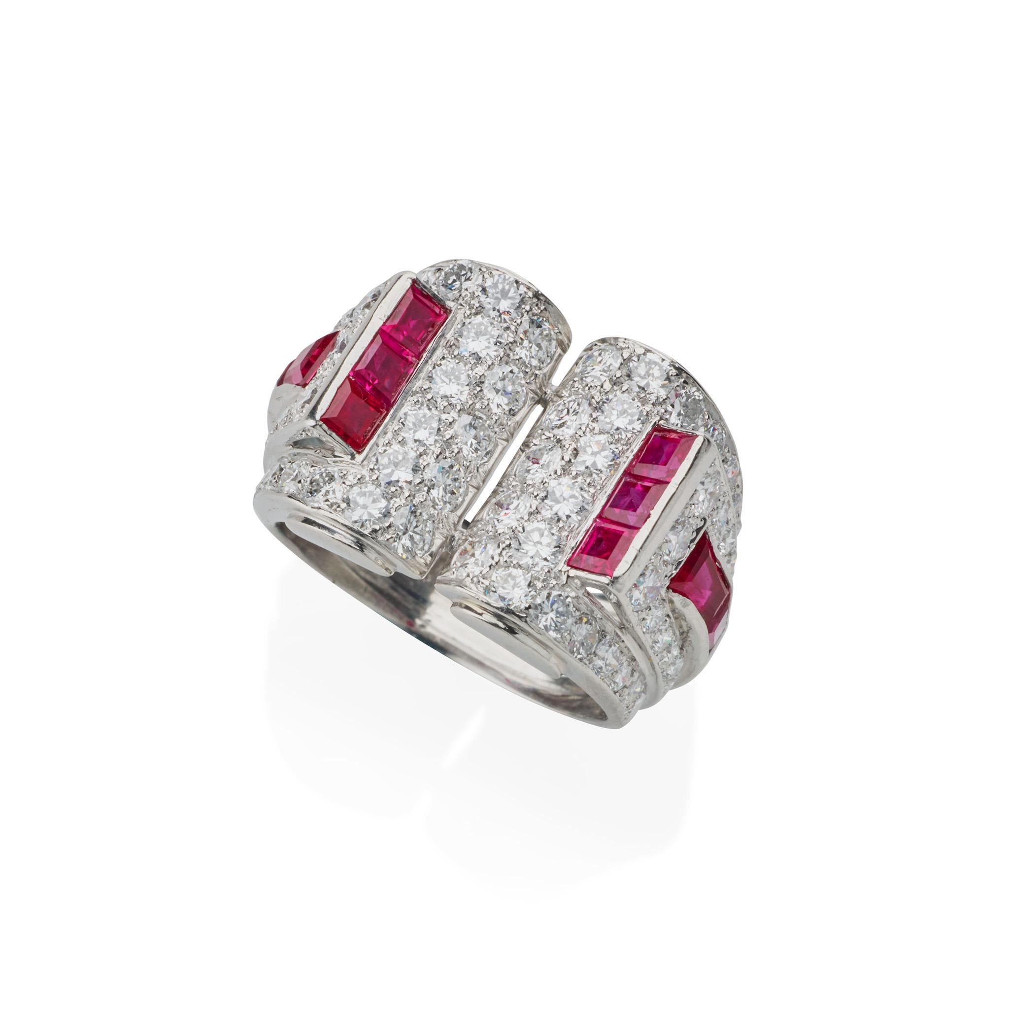 Moderner moderner Ring aus Platin, Rubin und Diamant (Rundschliff) im Angebot