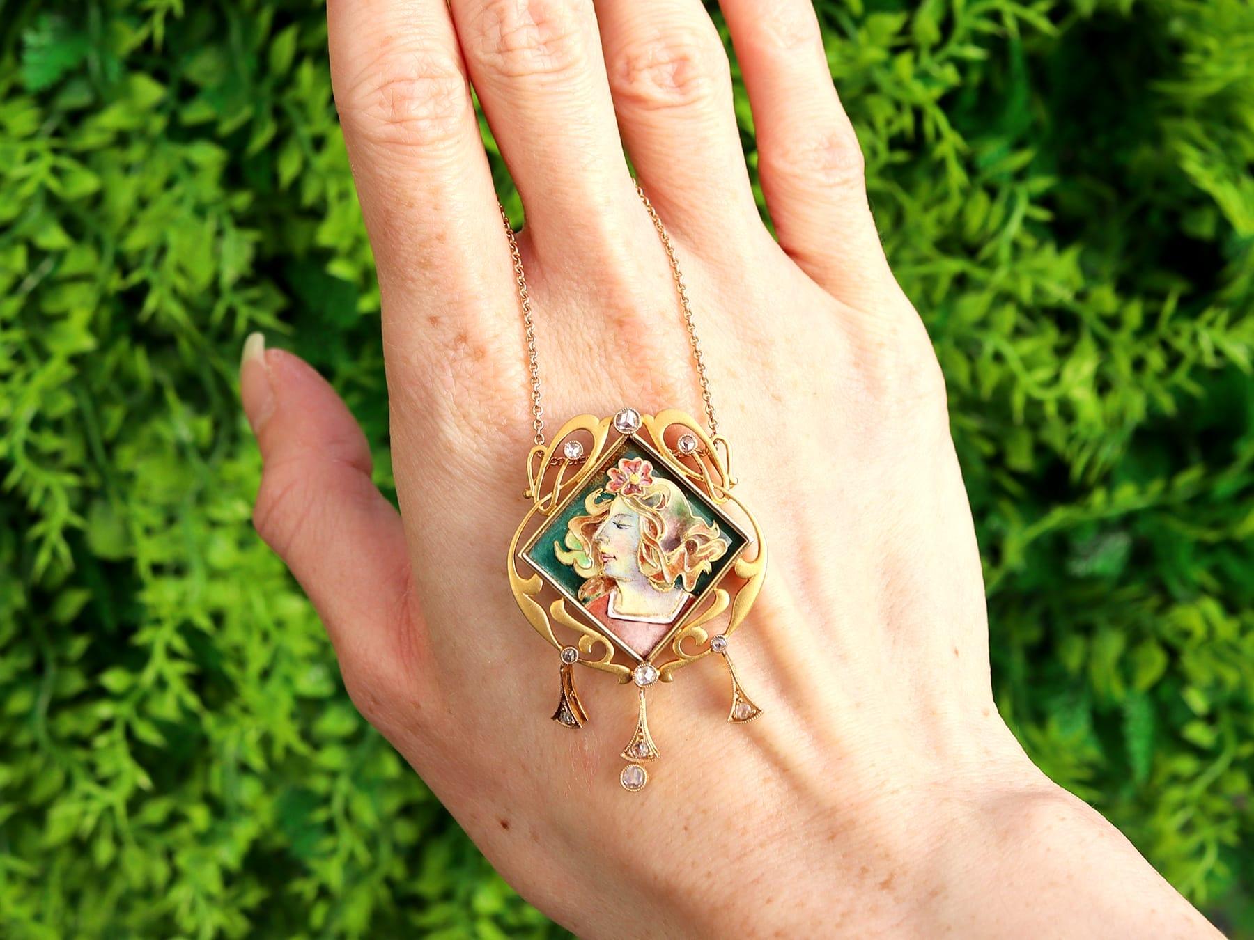 Un superbe, fin et impressionnant pendentif ancien en or jaune 18 carats, diamant et émail de 0,35 carat ; faisant partie de nos collections de bijoux anciens en émail.

Ce pendentif antique exceptionnel, fin et impressionnant a été réalisé en or