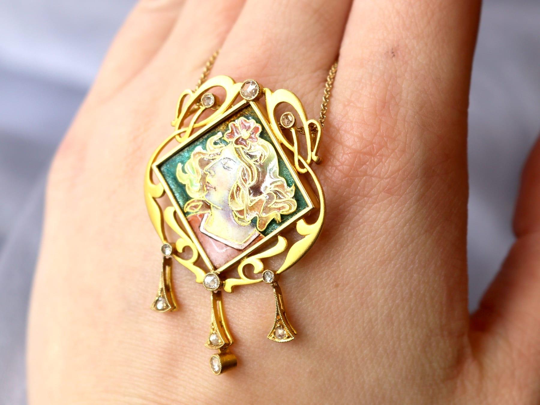 Taille ronde Pendentif Art nouveau en or jaune 18 carats, émail et diamants 0,35 carat, c. 1910 en vente
