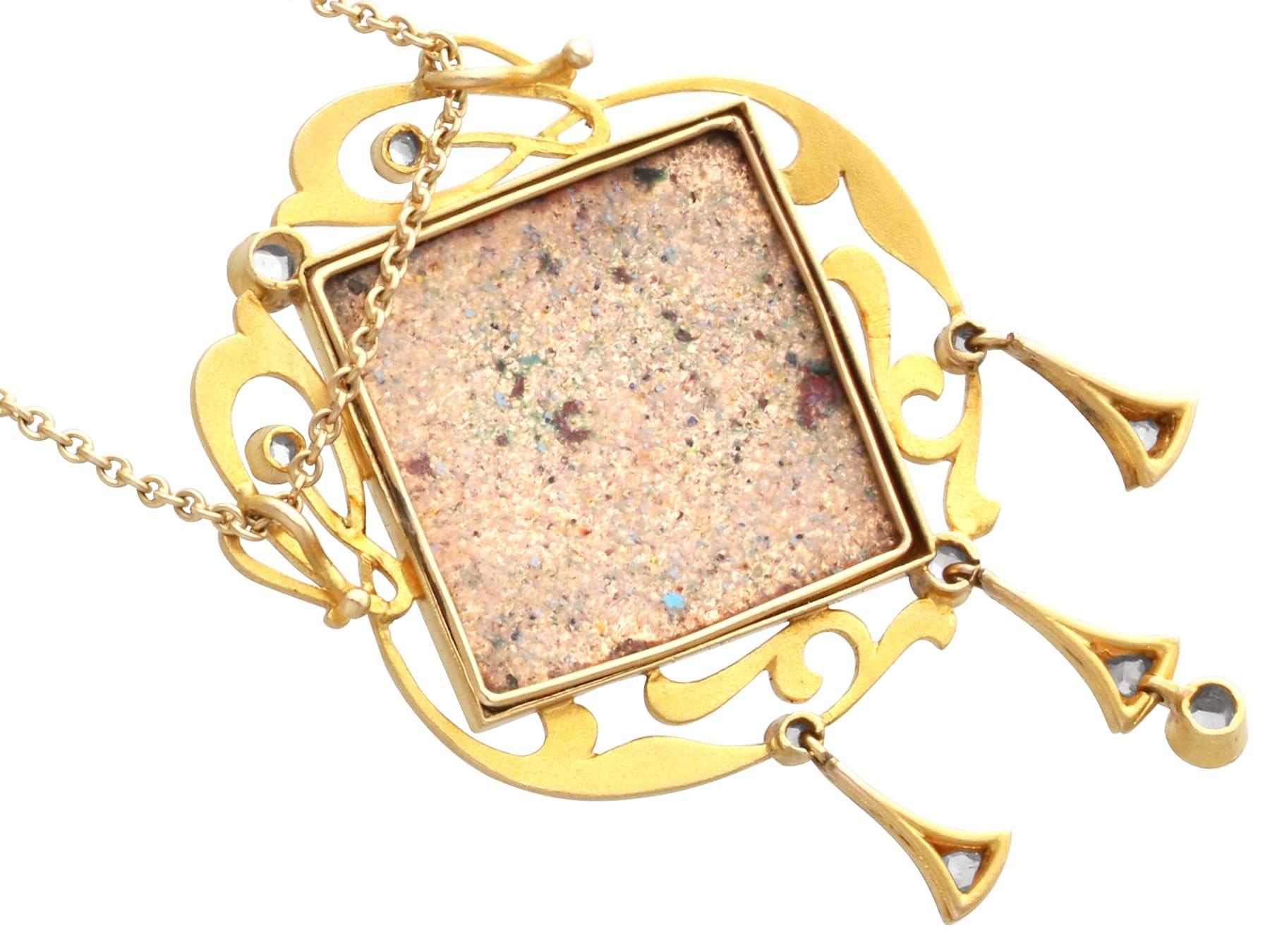 Pendentif Art nouveau en or jaune 18 carats, émail et diamants 0,35 carat, c. 1910 en vente 1