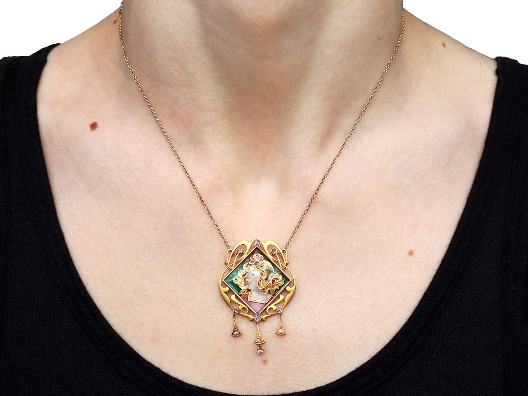 Pendentif Art nouveau en or jaune 18 carats, émail et diamants 0,35 carat, c. 1910 en vente 4