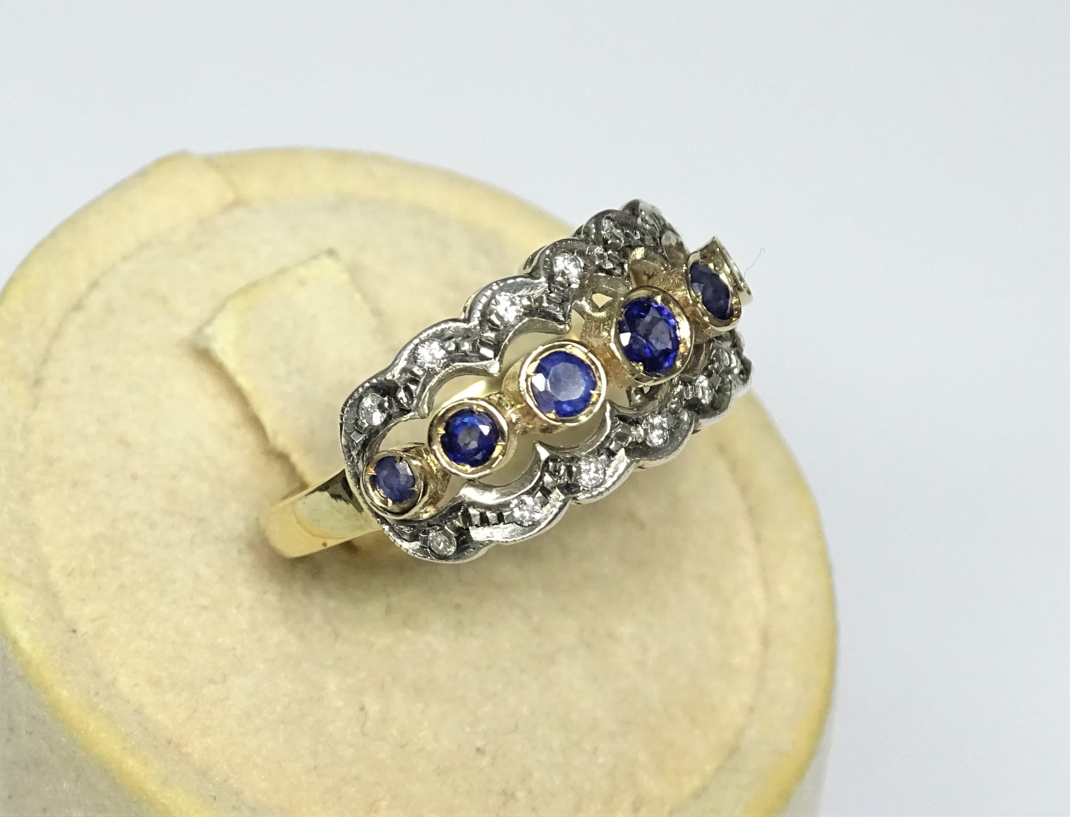 Round Cut Art Nouveau 0.80 Carat Sapphire White Diamonds 14 Karat Yellow Gold Ring For Sale