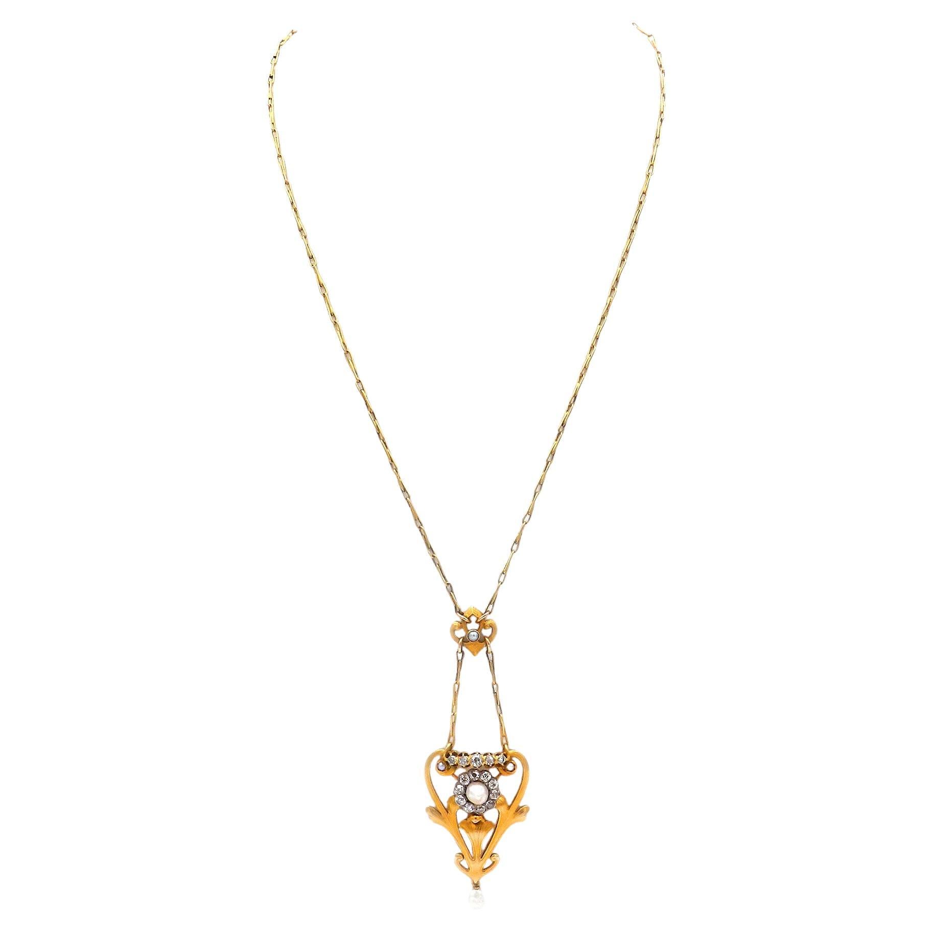 Collana con diamante e perla in oro 14K Art Nouveau da 0,9 carati, circa 1905

Questa antica collana di perle e diamanti è stata realizzata intorno al 1905 in puro stile Art Nouveau in oro 14K/585. Il delizioso ciondolo a forma di cuore con viticci